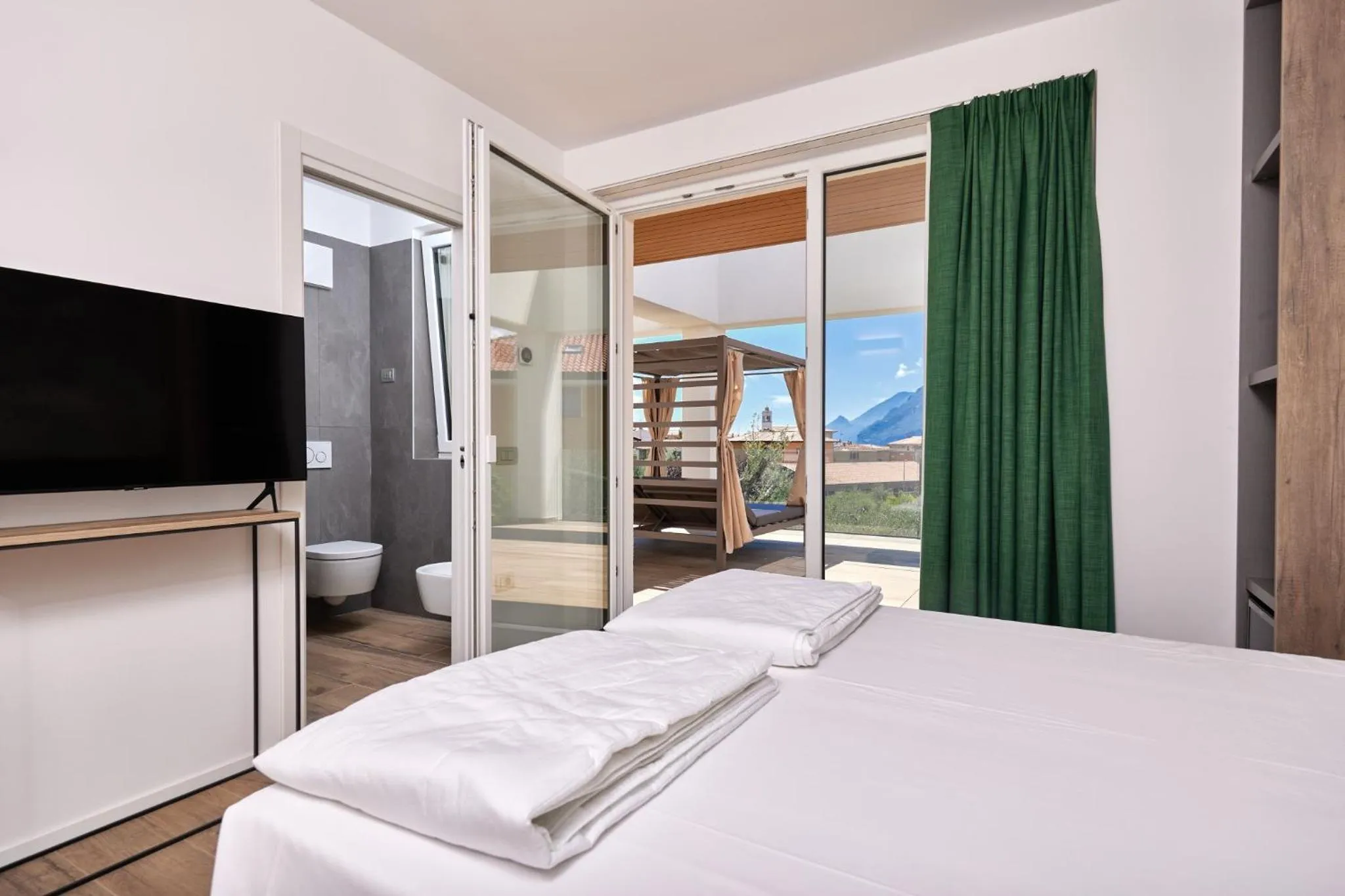 Bathroom, Bed in Hotel Catullo