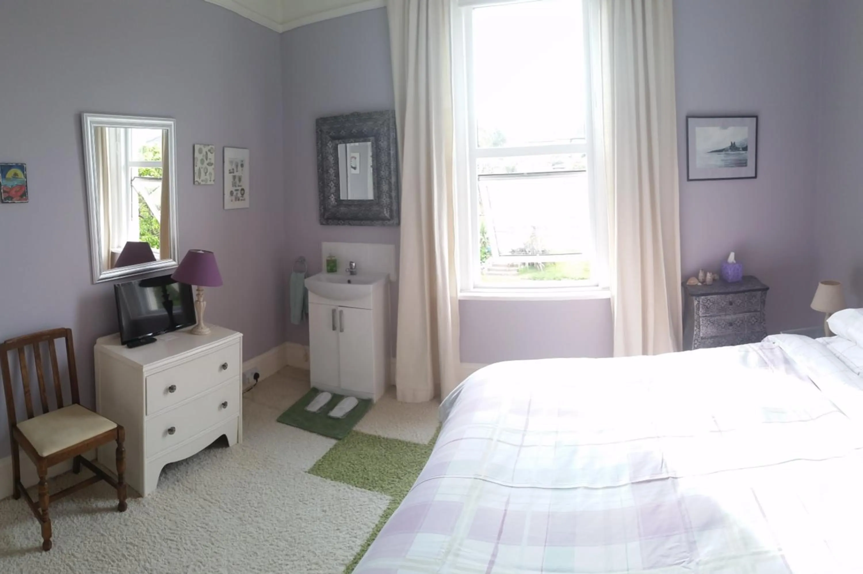 Photo of the whole room, Bed in Grantham House