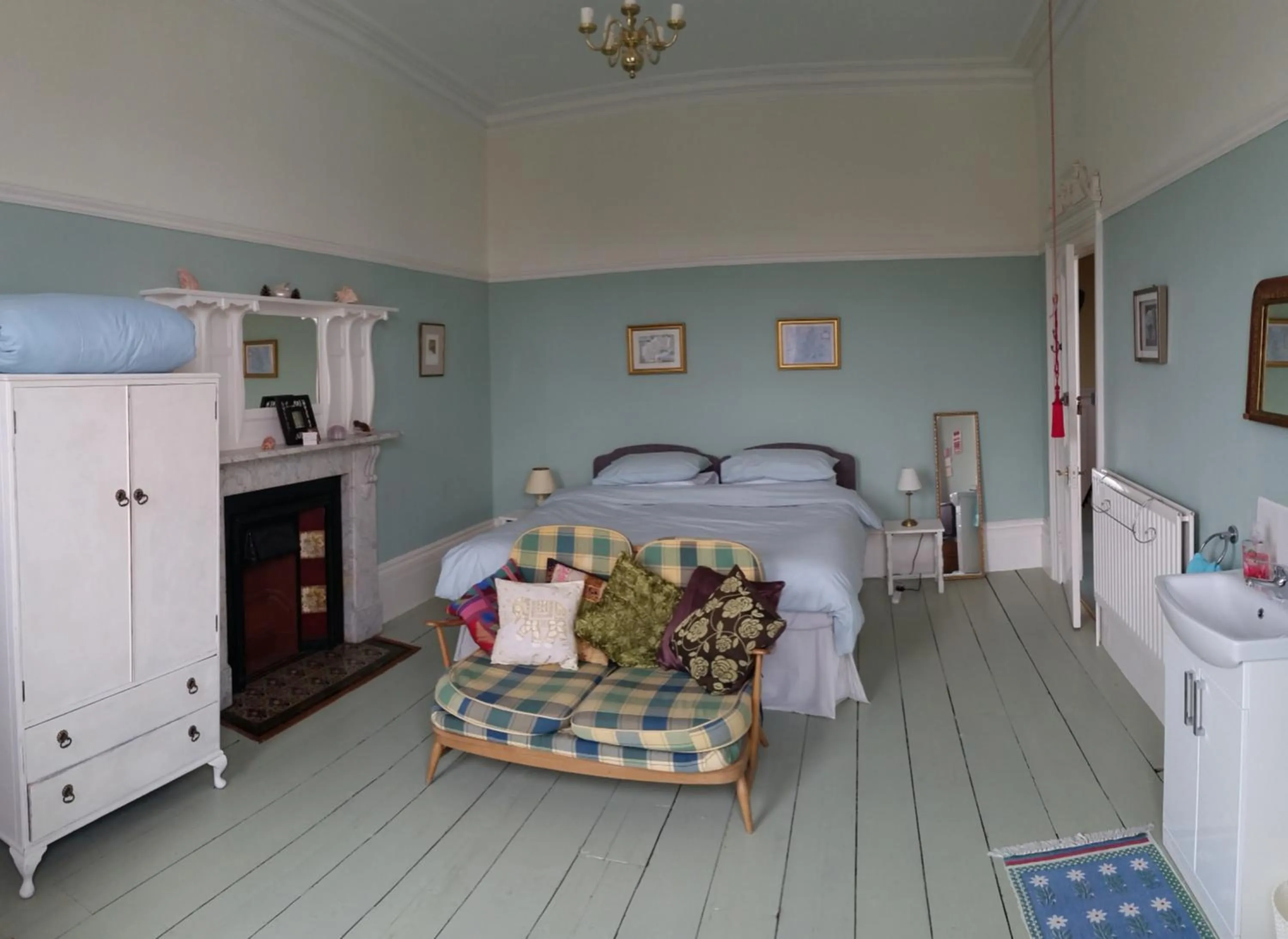 Photo of the whole room, Bed in Grantham House