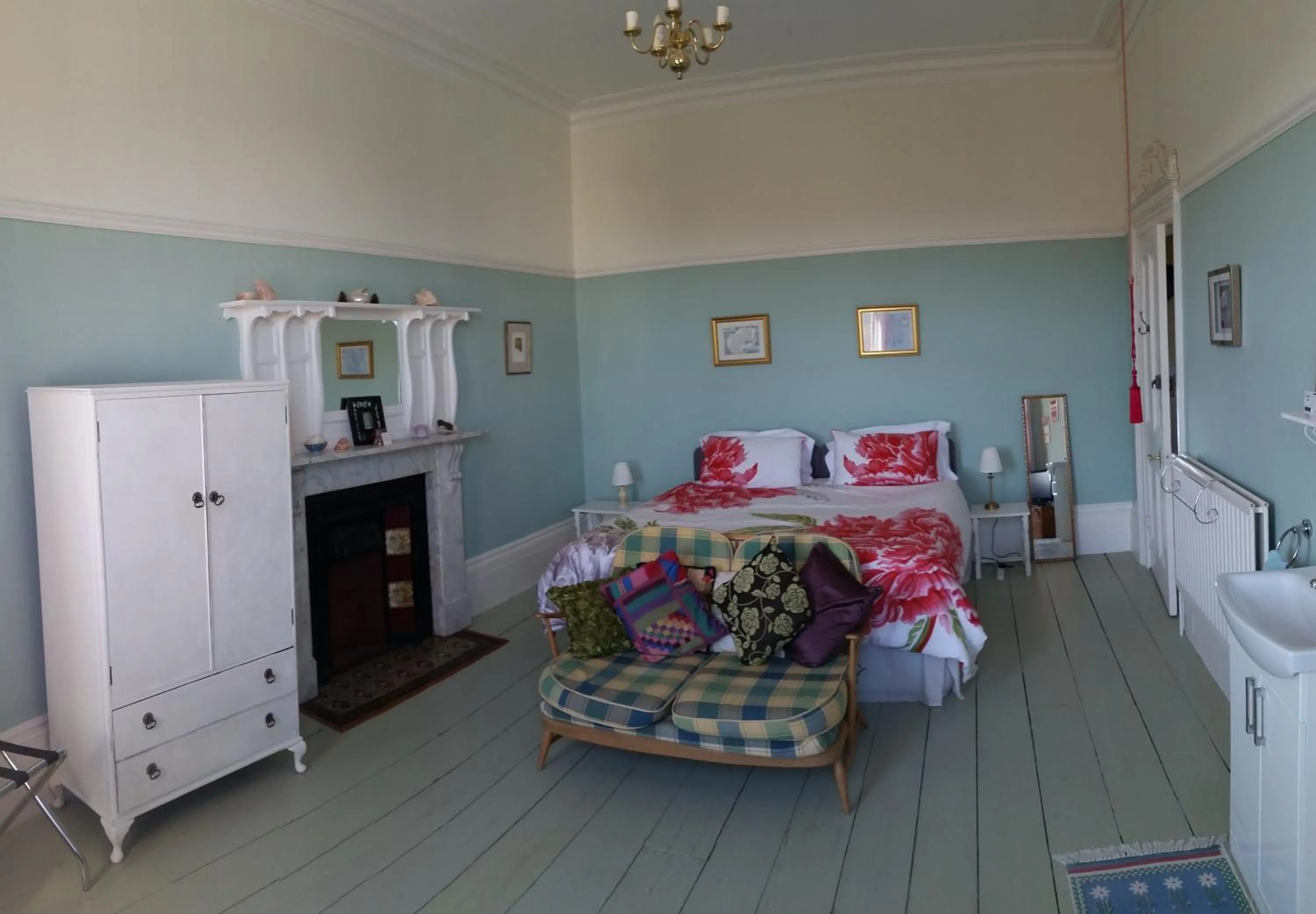 Photo of the whole room, Bed in Grantham House