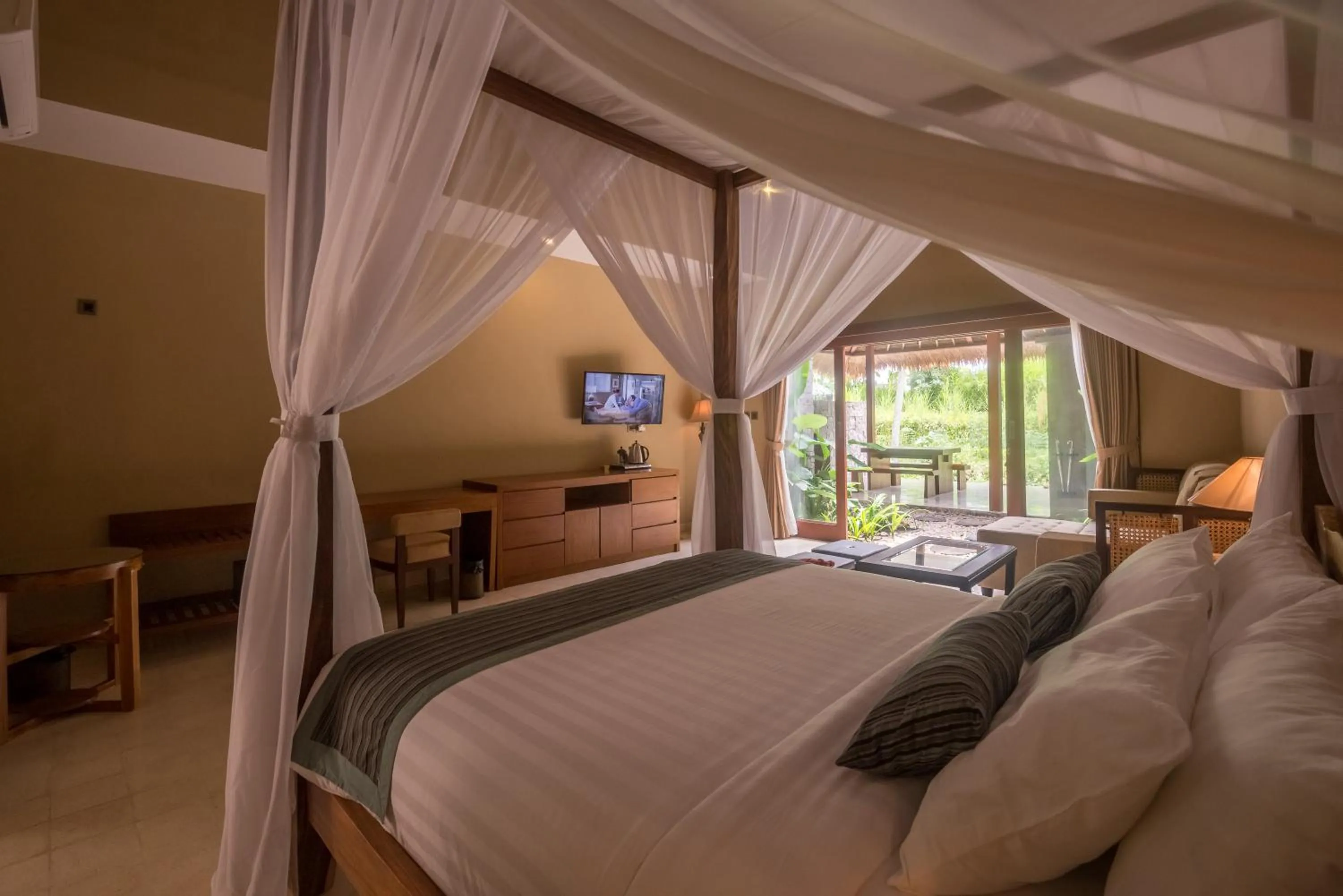 Bed in ILA Villa Ubud