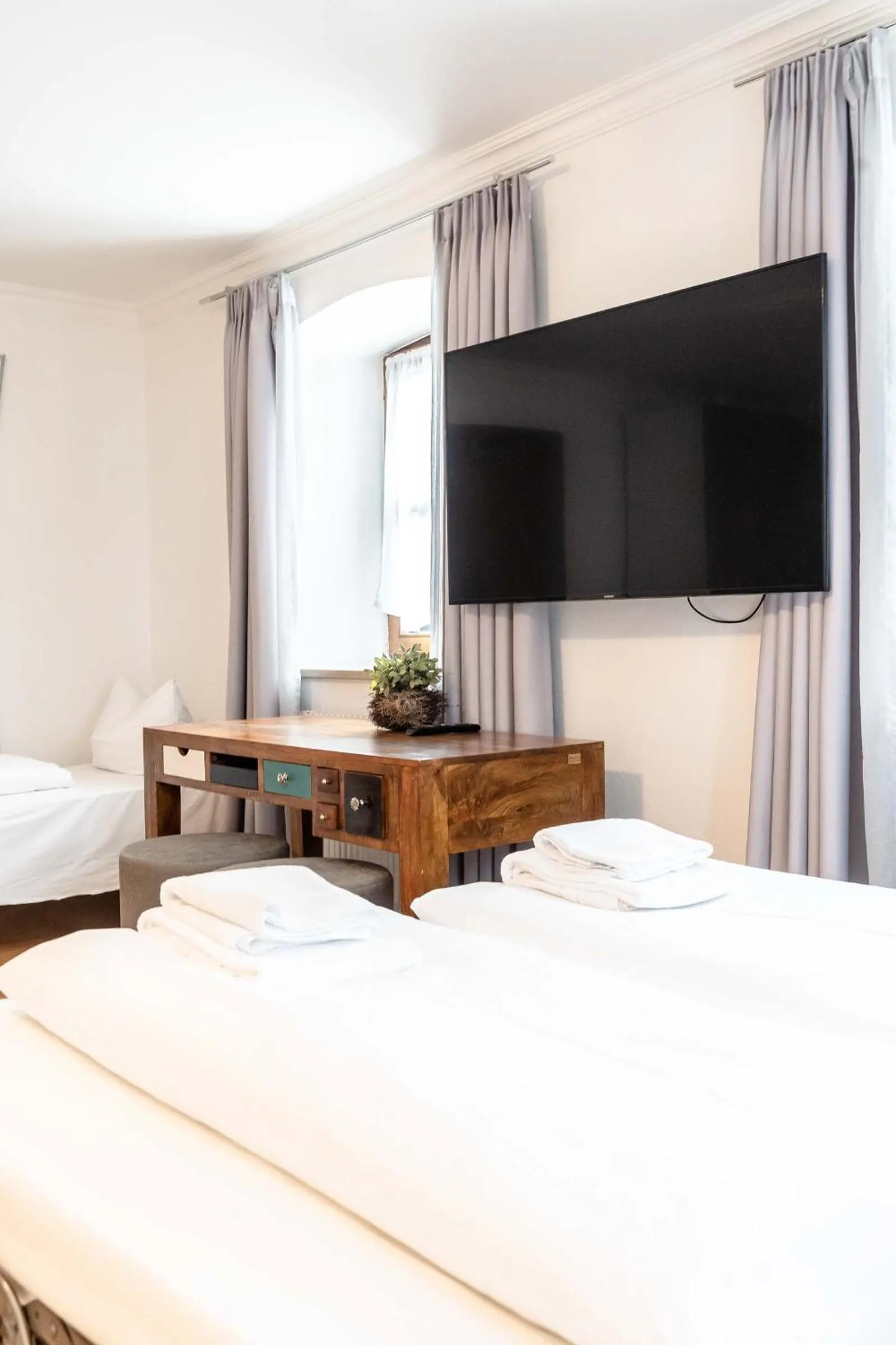 Communal lounge/ TV room, Bed in Hotel Wandinger Hof