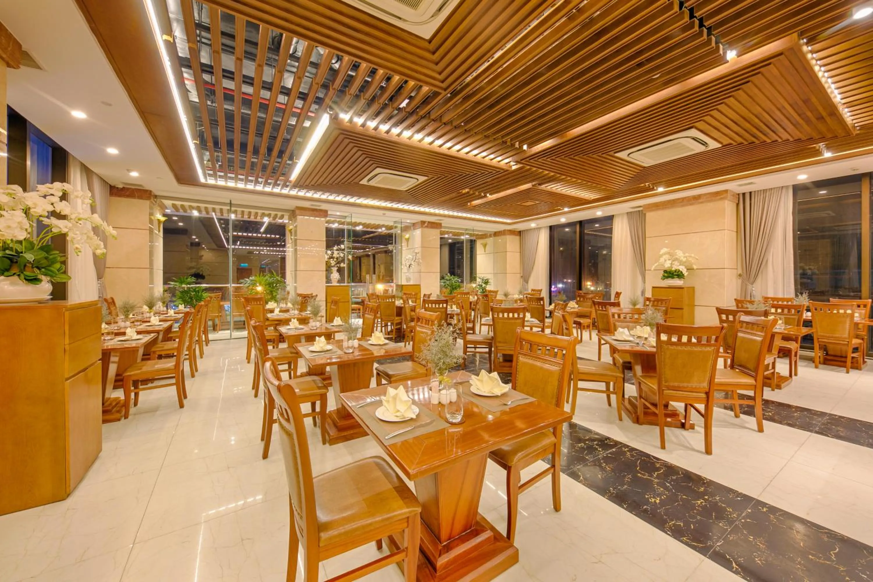 Restaurant/places to eat in Mandila Beach Hotel Danang