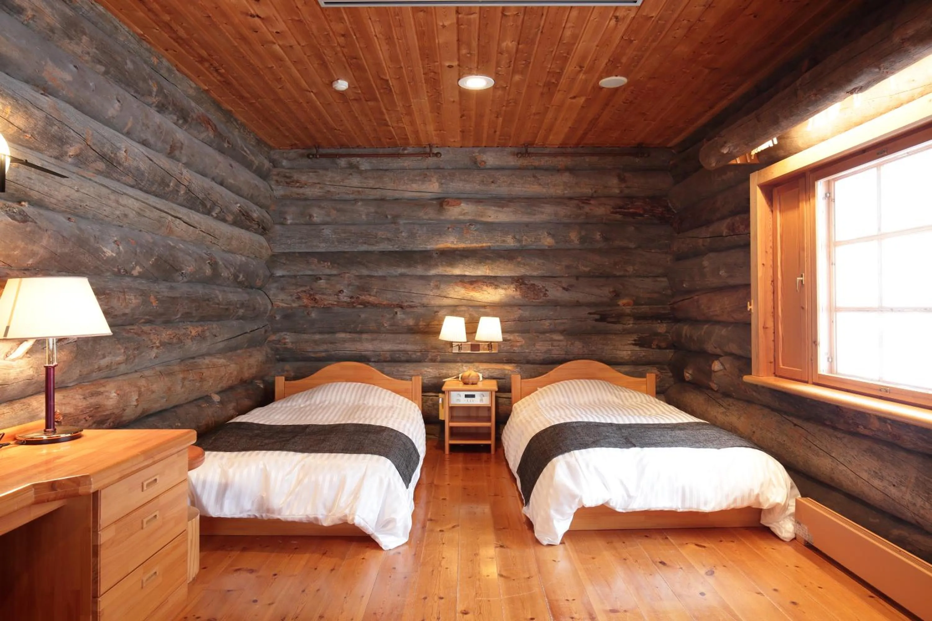 Bed in Log Hotel The Maple Lodge