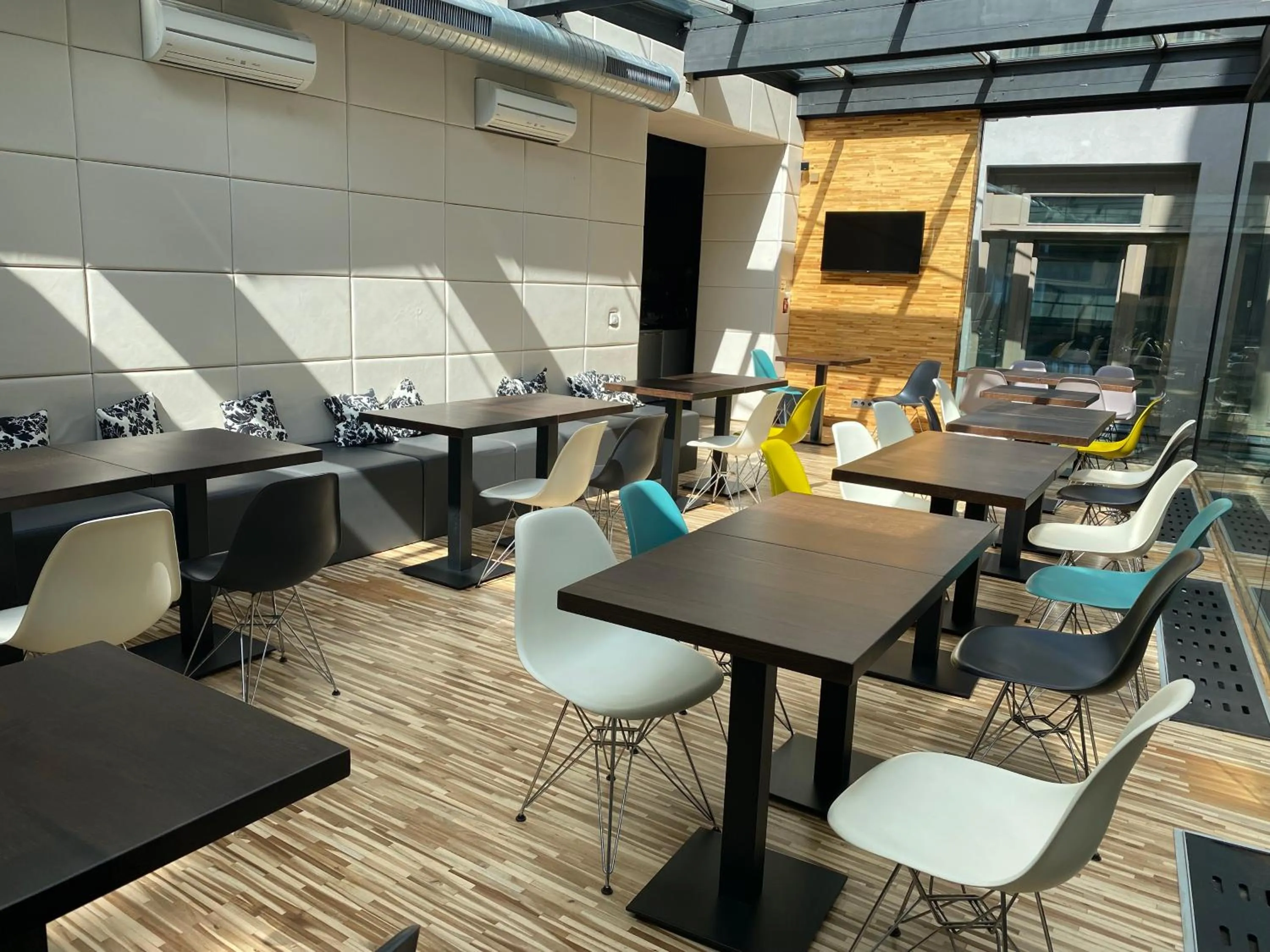 Restaurant/places to eat in MOODs boutique hotel