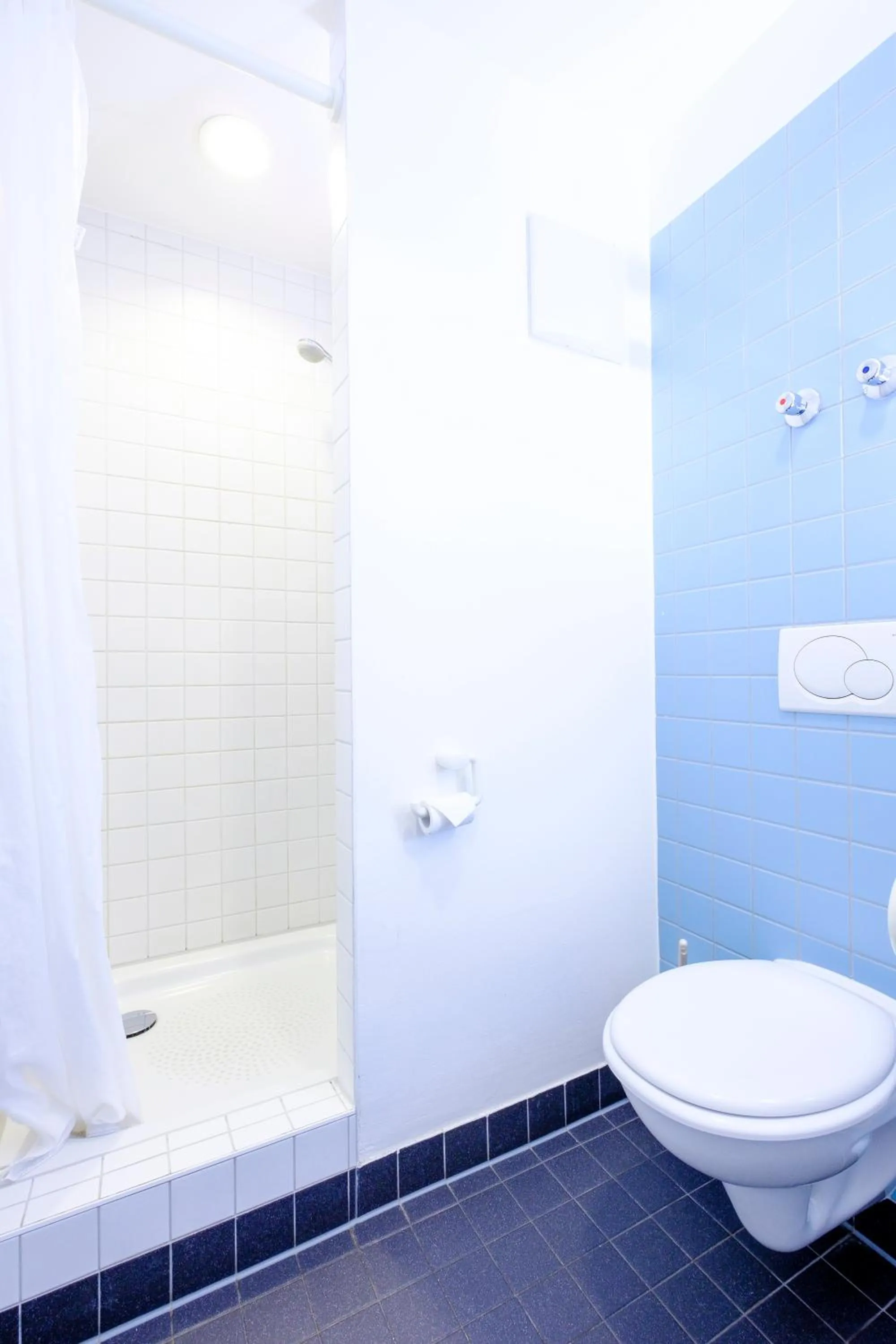 Bathroom in HI Munich Park Youth Hostel