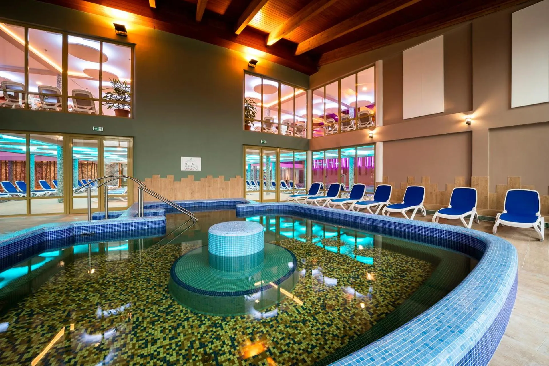 Swimming pool in Hotel Karos Spa