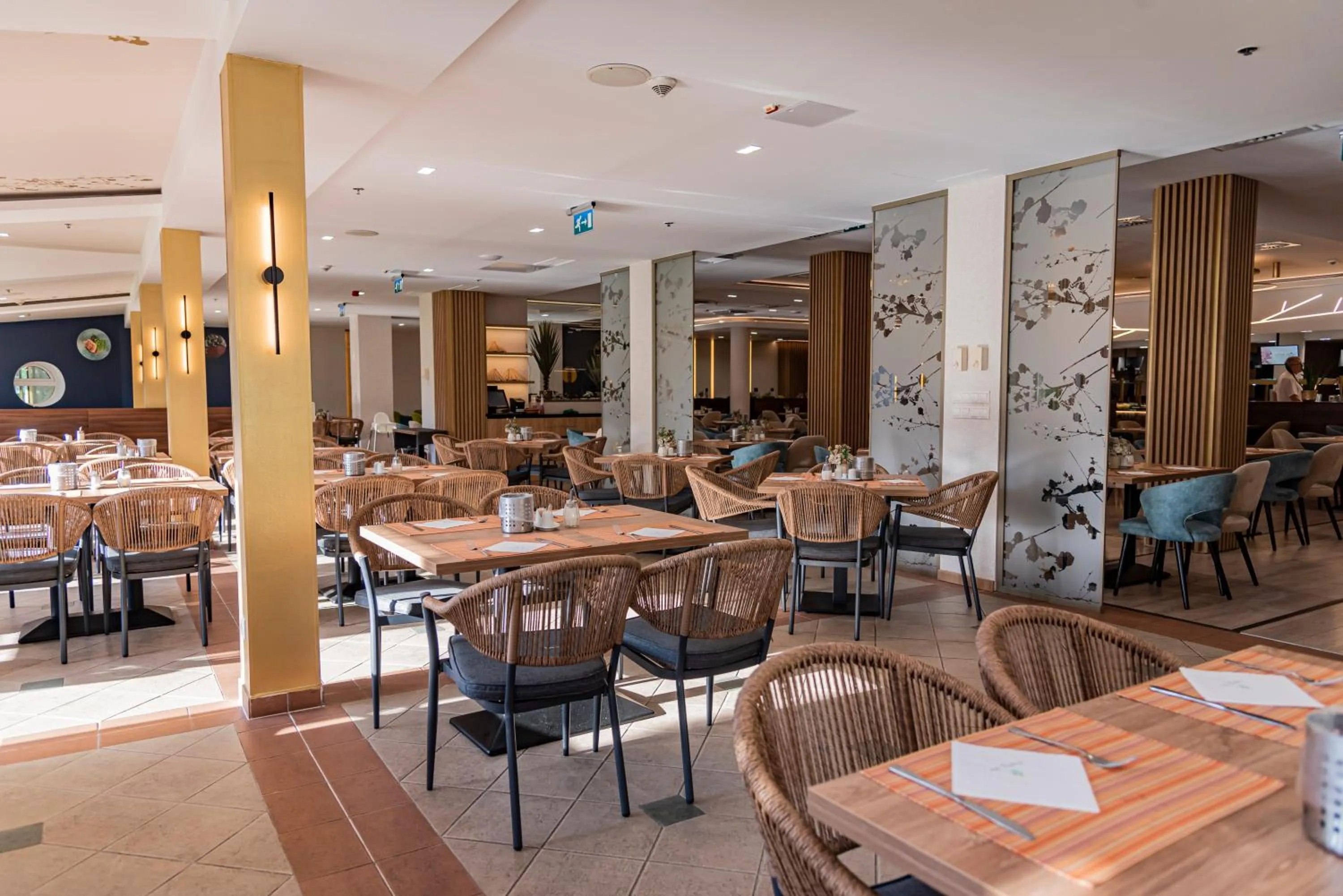 Restaurant/places to eat in Hotel Karos Spa