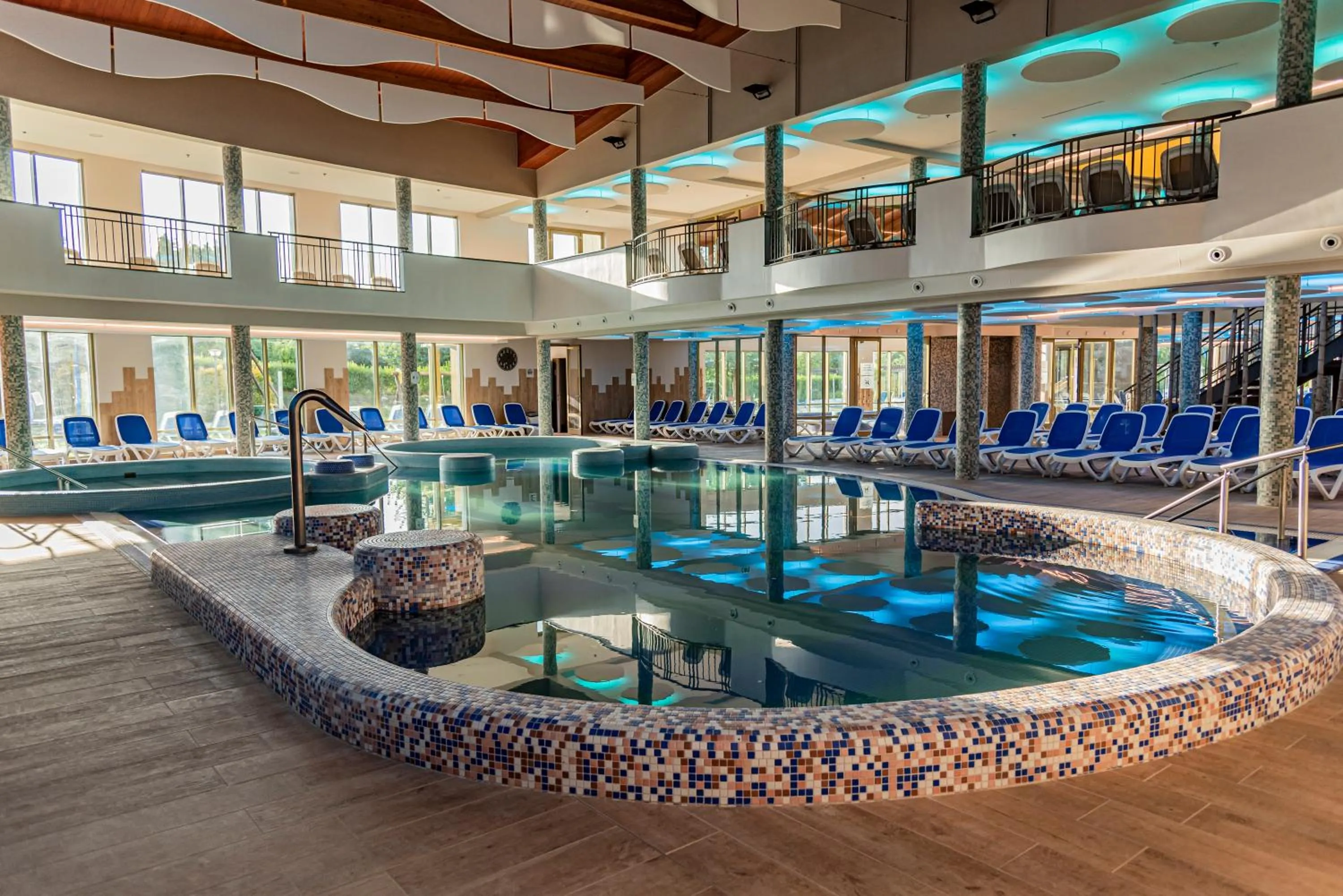 Swimming pool in Hotel Karos Spa