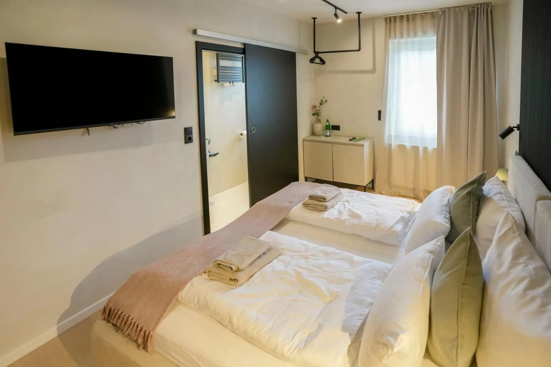 Bed in Hotel Weinhaus Kreuter