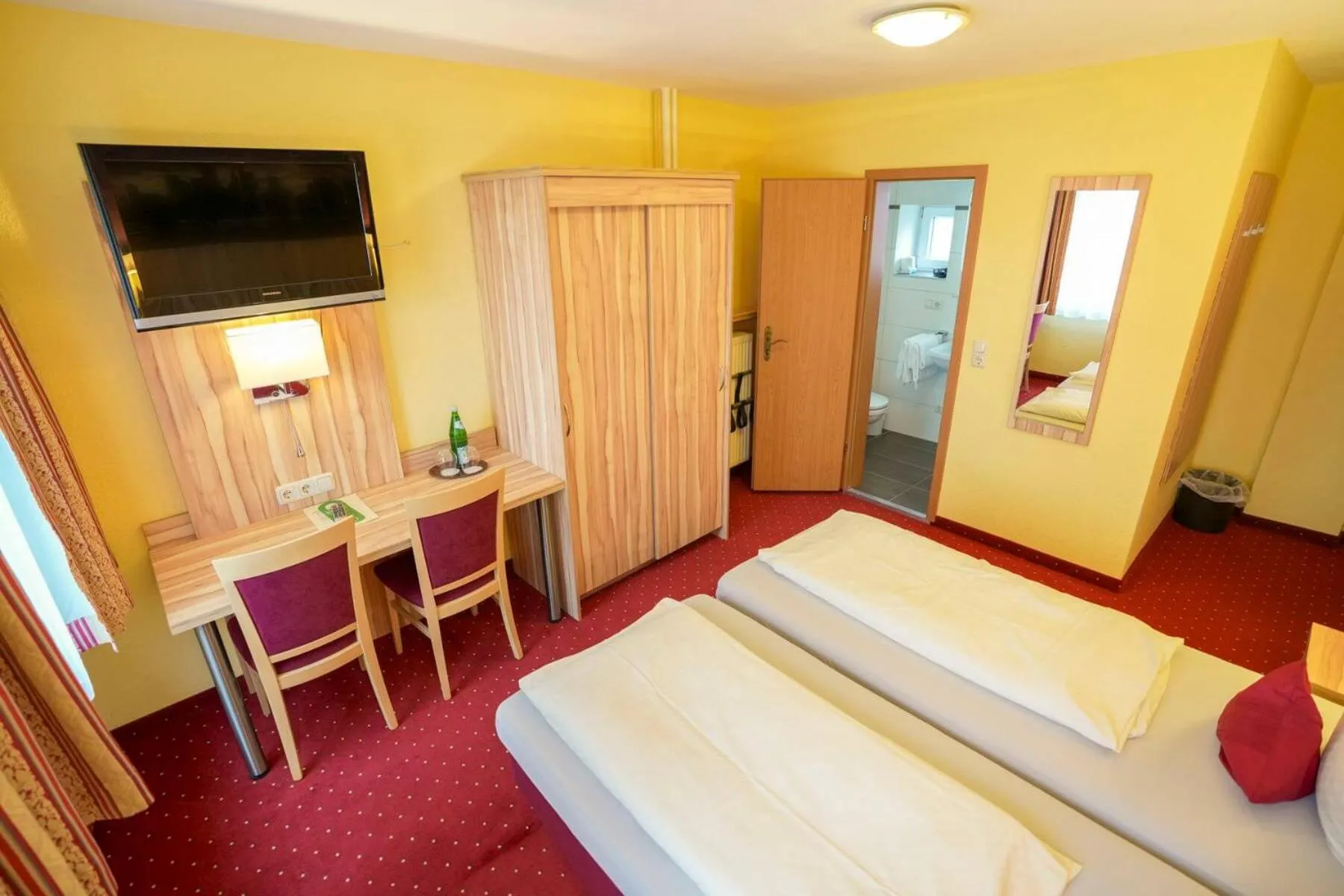 Bed in Hotel Weinhaus Kreuter