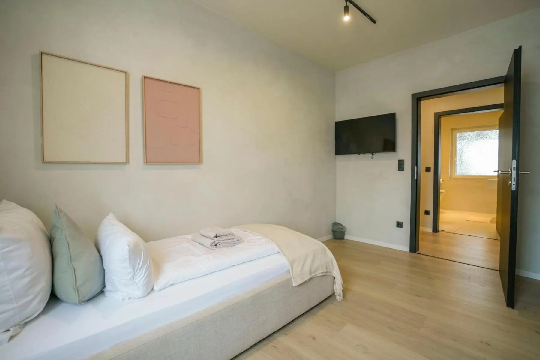 Bed in Hotel Weinhaus Kreuter