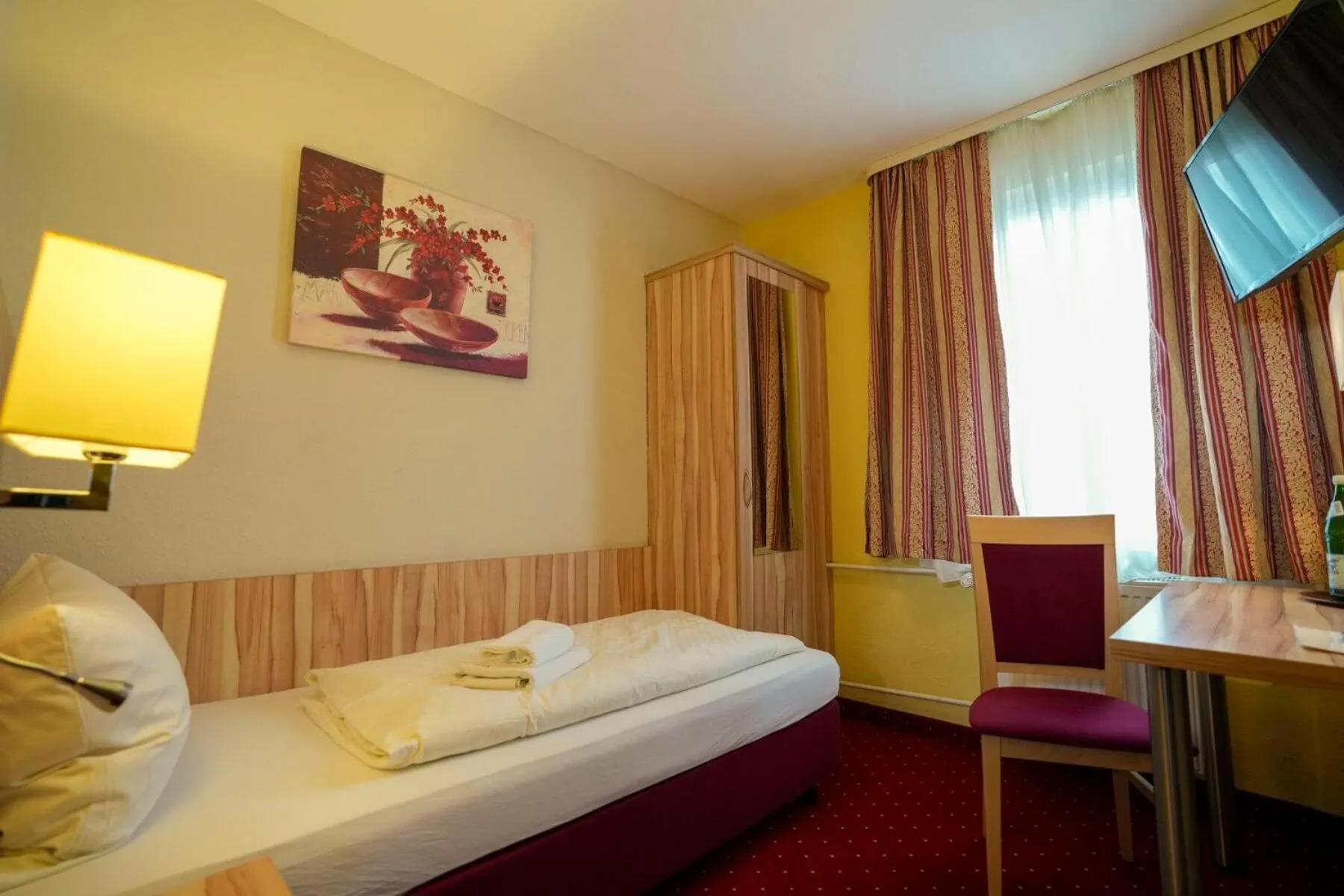 Bed in Hotel Weinhaus Kreuter