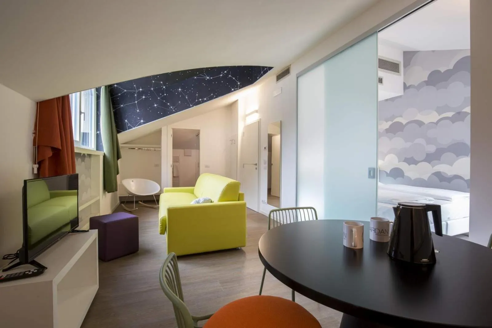 Coffee/tea facilities in Holiday IV Gardan