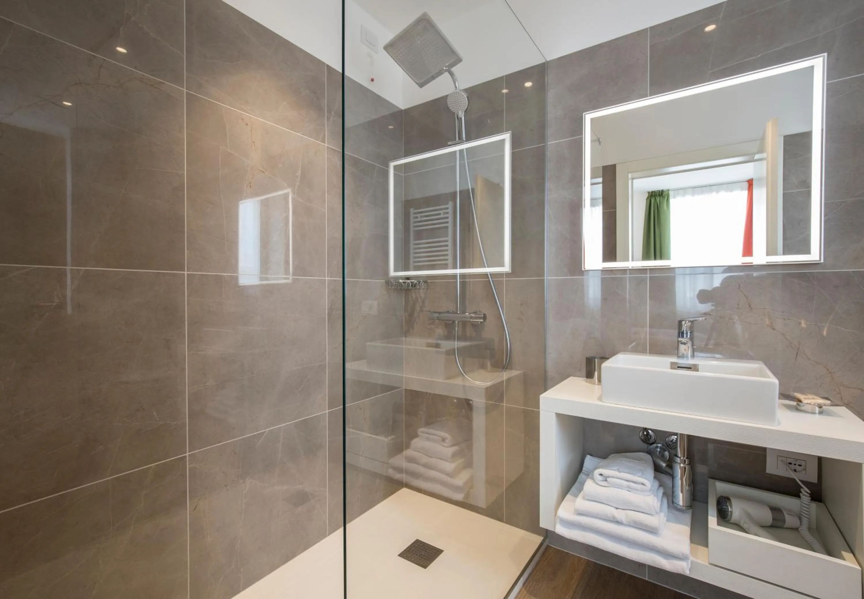 Shower in Holiday IV Gardan