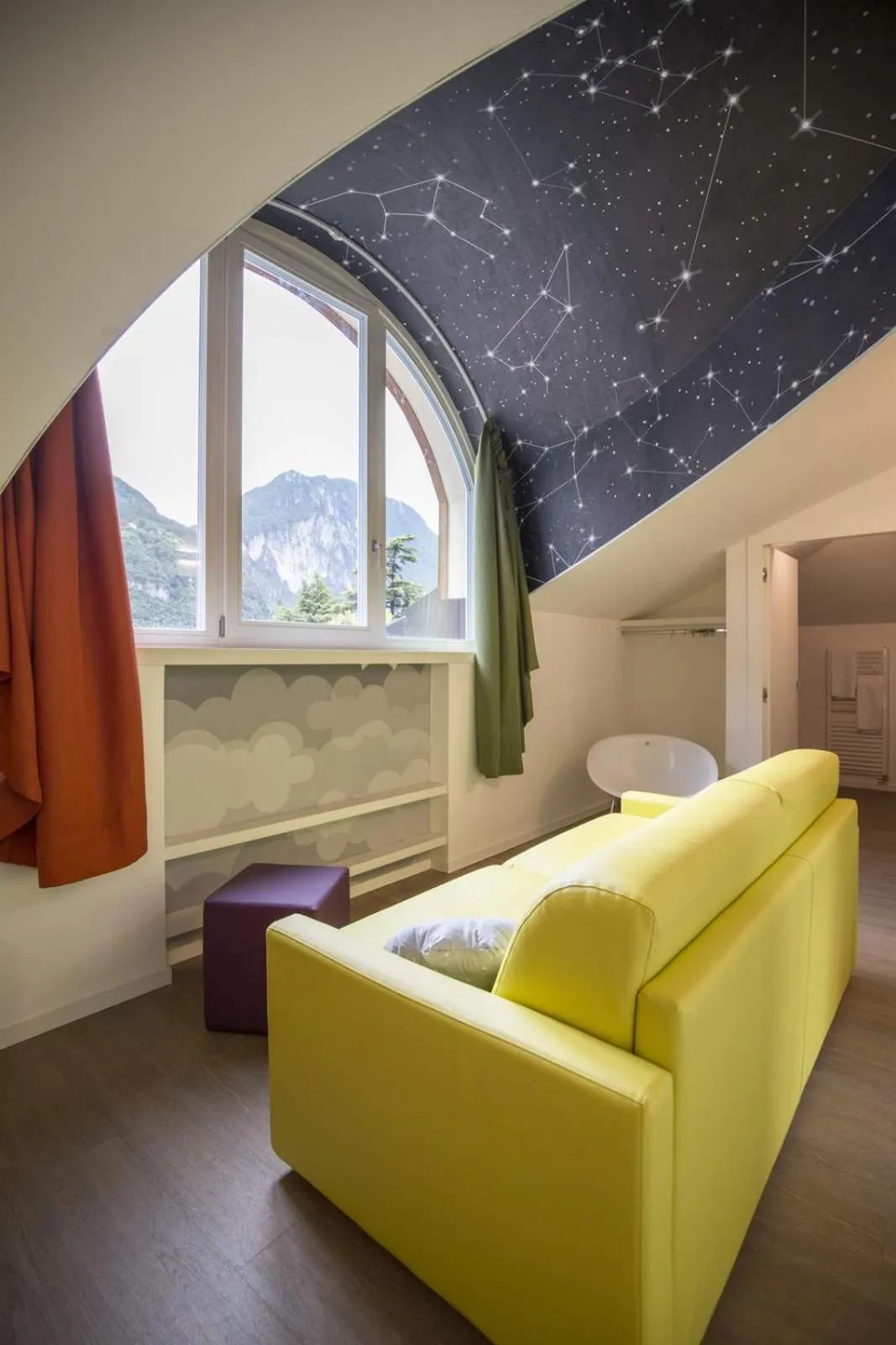 Photo of the whole room, Bed in Holiday IV Gardan