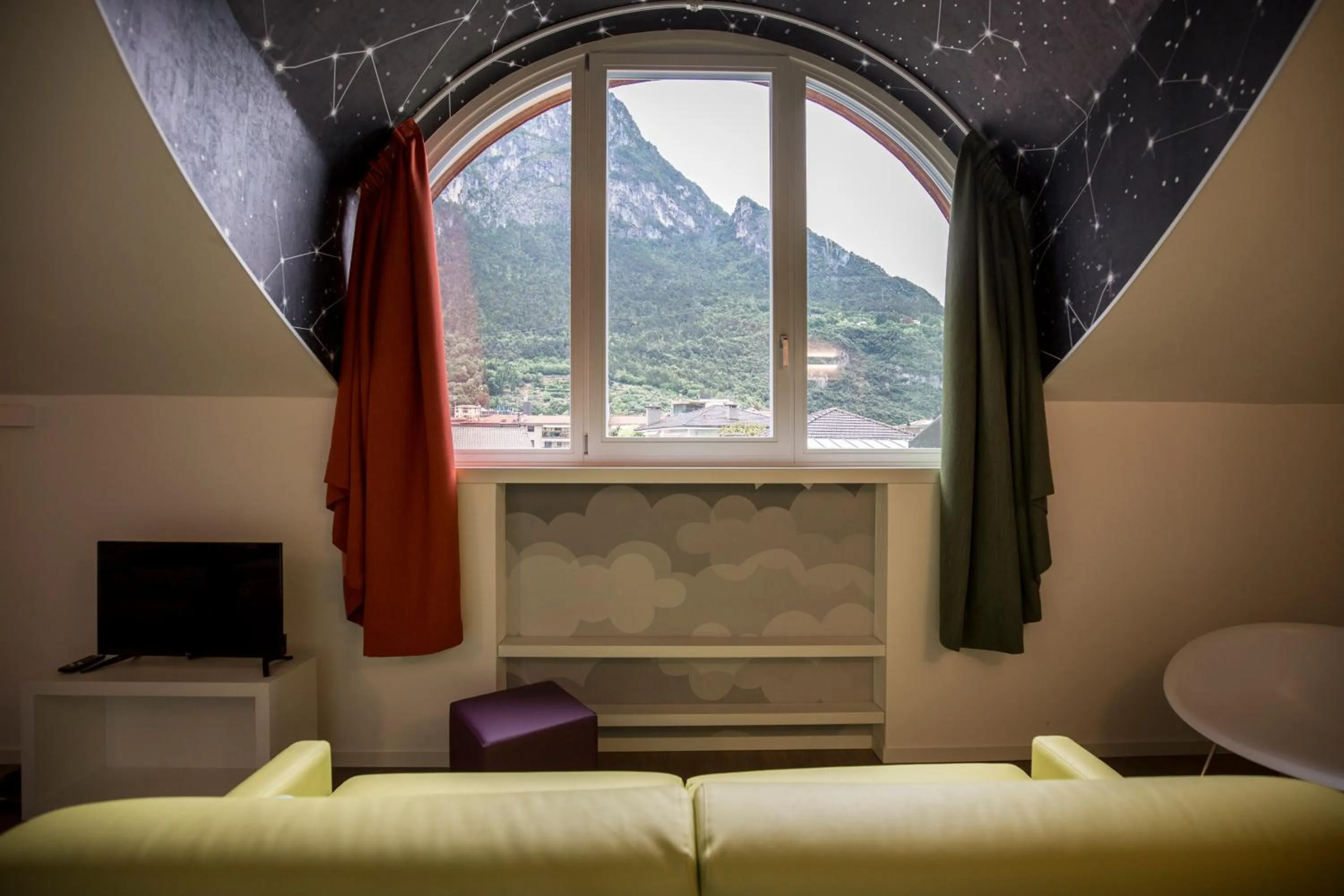 Lounge or bar, Bed in Holiday IV Gardan