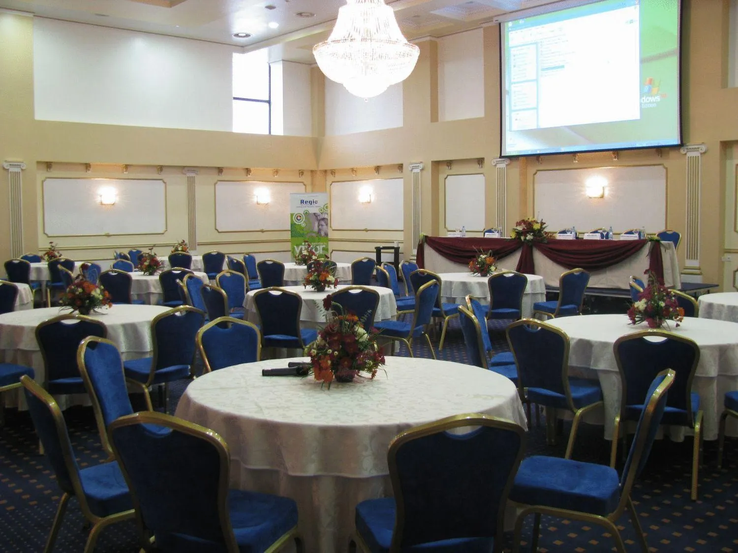 Restaurant/places to eat in Hotel Rapsodia City Center