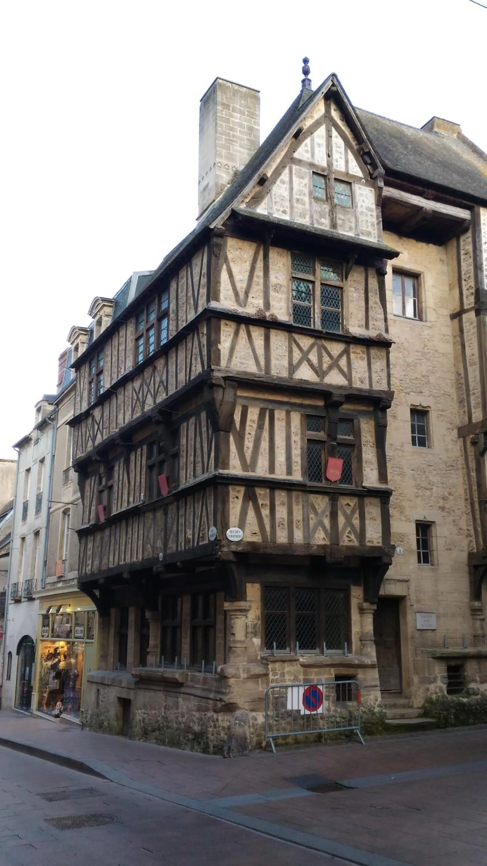 Nearby landmark in Chambre d'hôte le 18-20