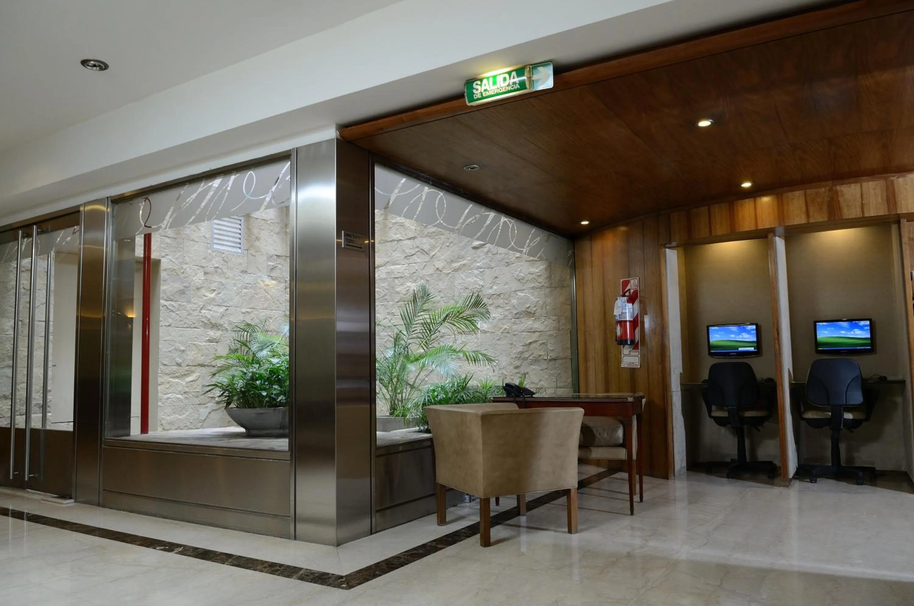 Communal lounge/ TV room in Lafayette Hotel