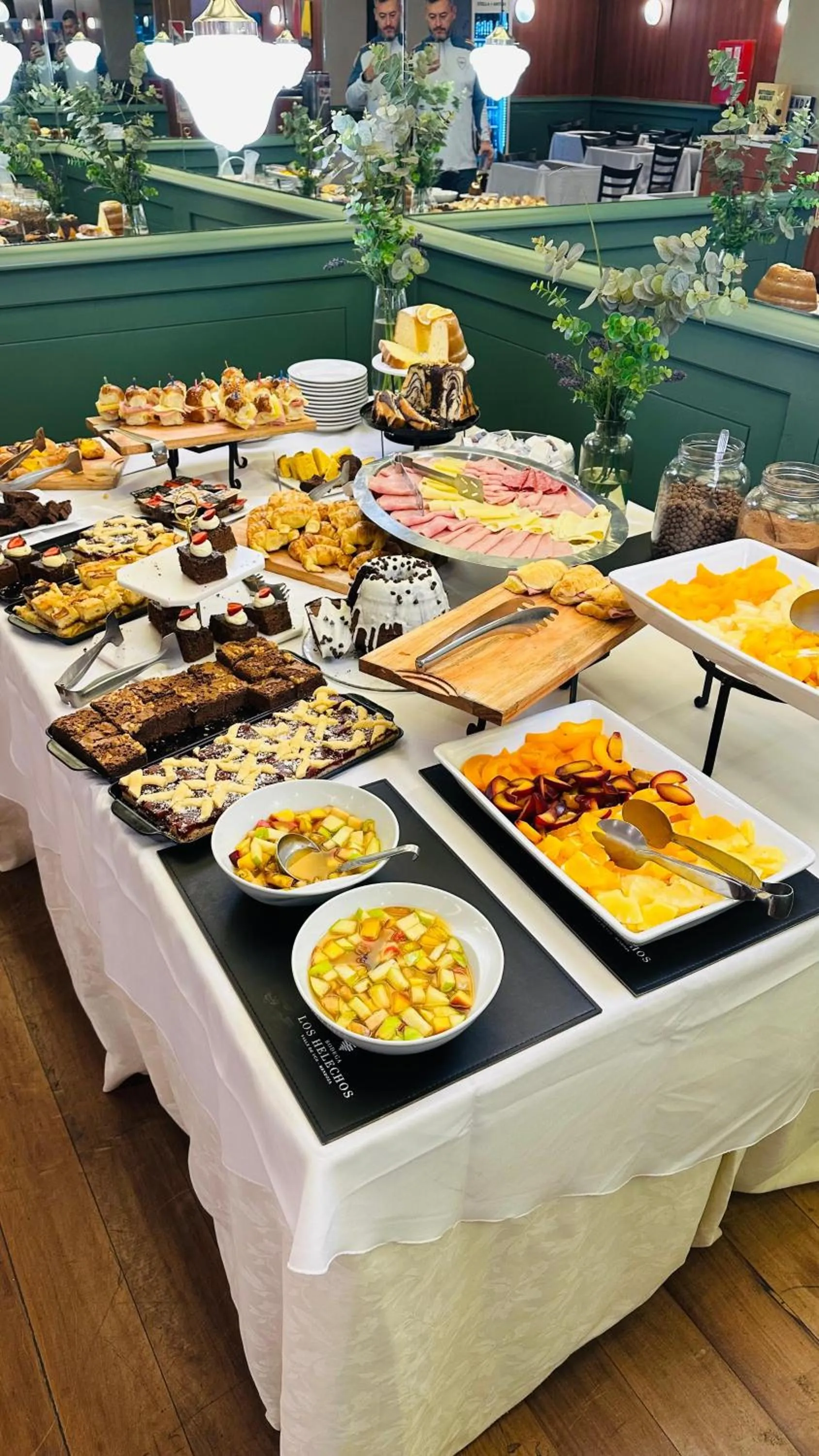 Buffet breakfast in Lafayette Hotel