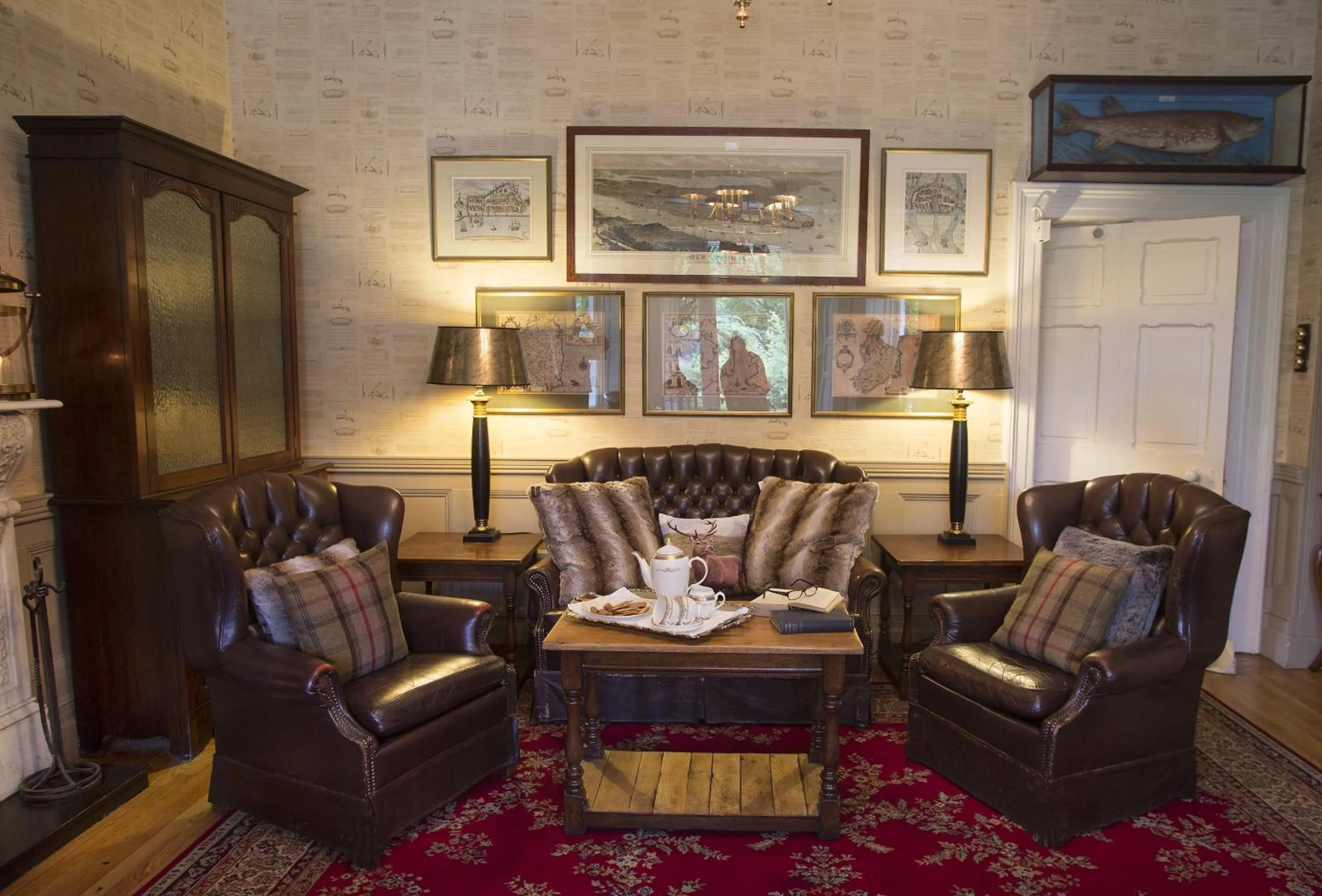 Communal lounge/ TV room in Raheen House Hotel