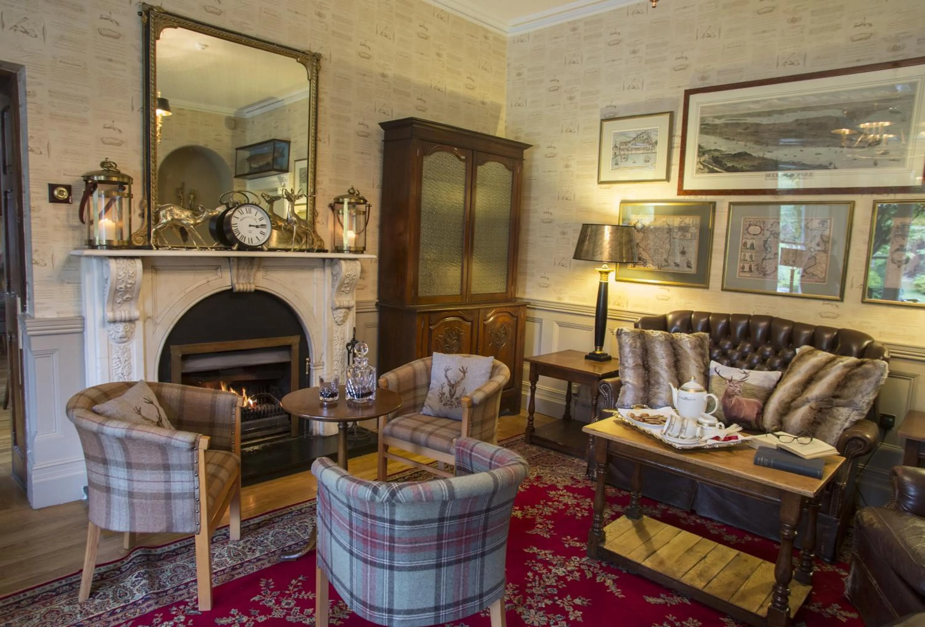 Communal lounge/ TV room in Raheen House Hotel