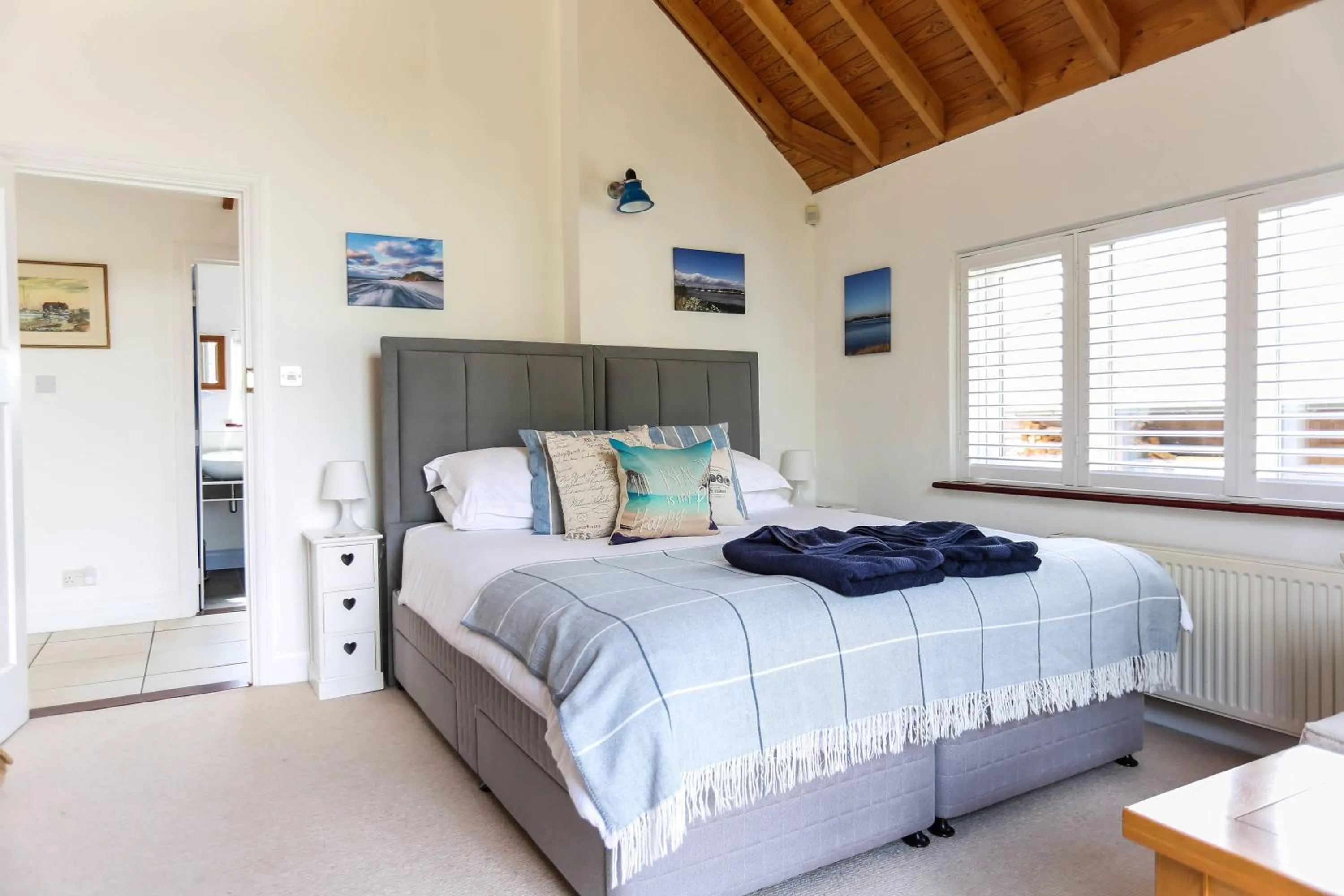 Bedroom, Bed in Linden House