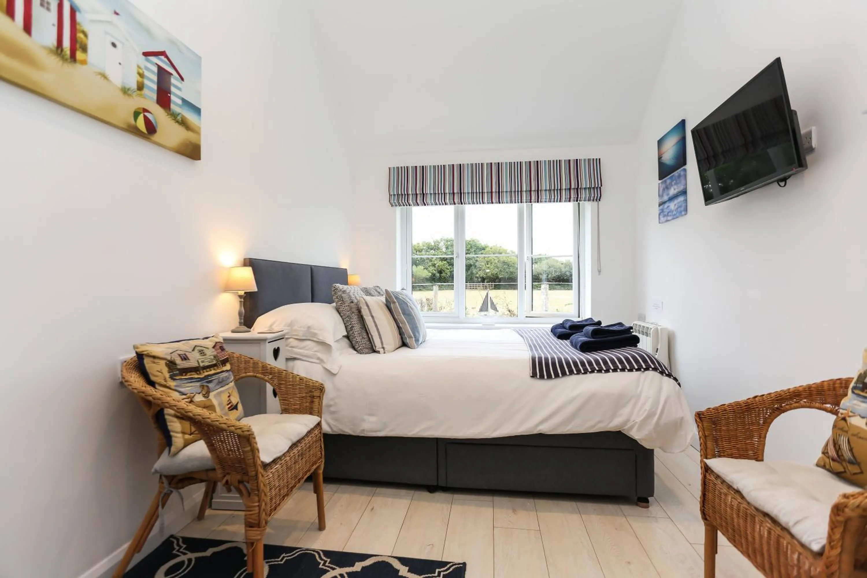 Bedroom, Bed in Linden House