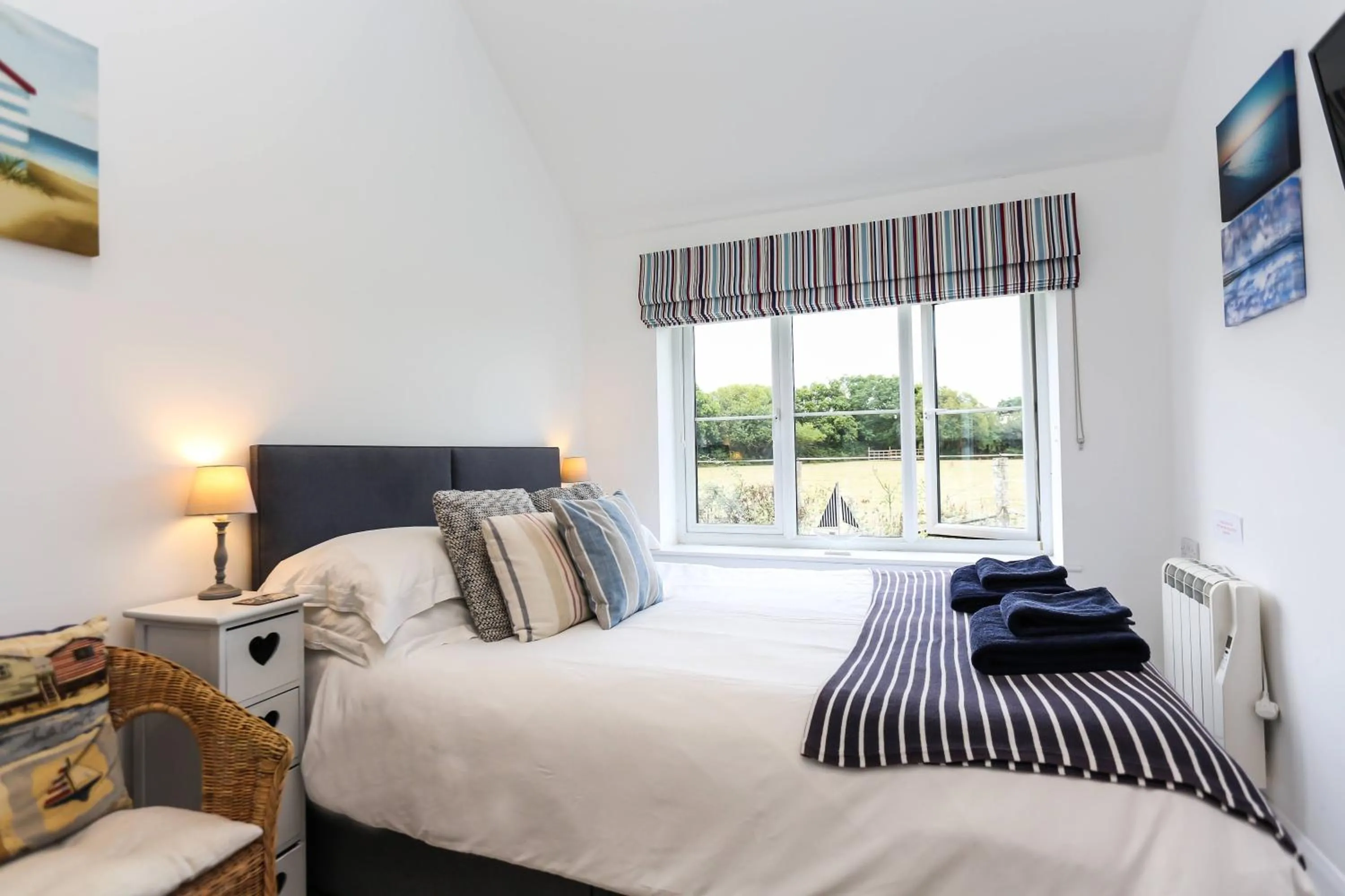 Bedroom, Bed in Linden House