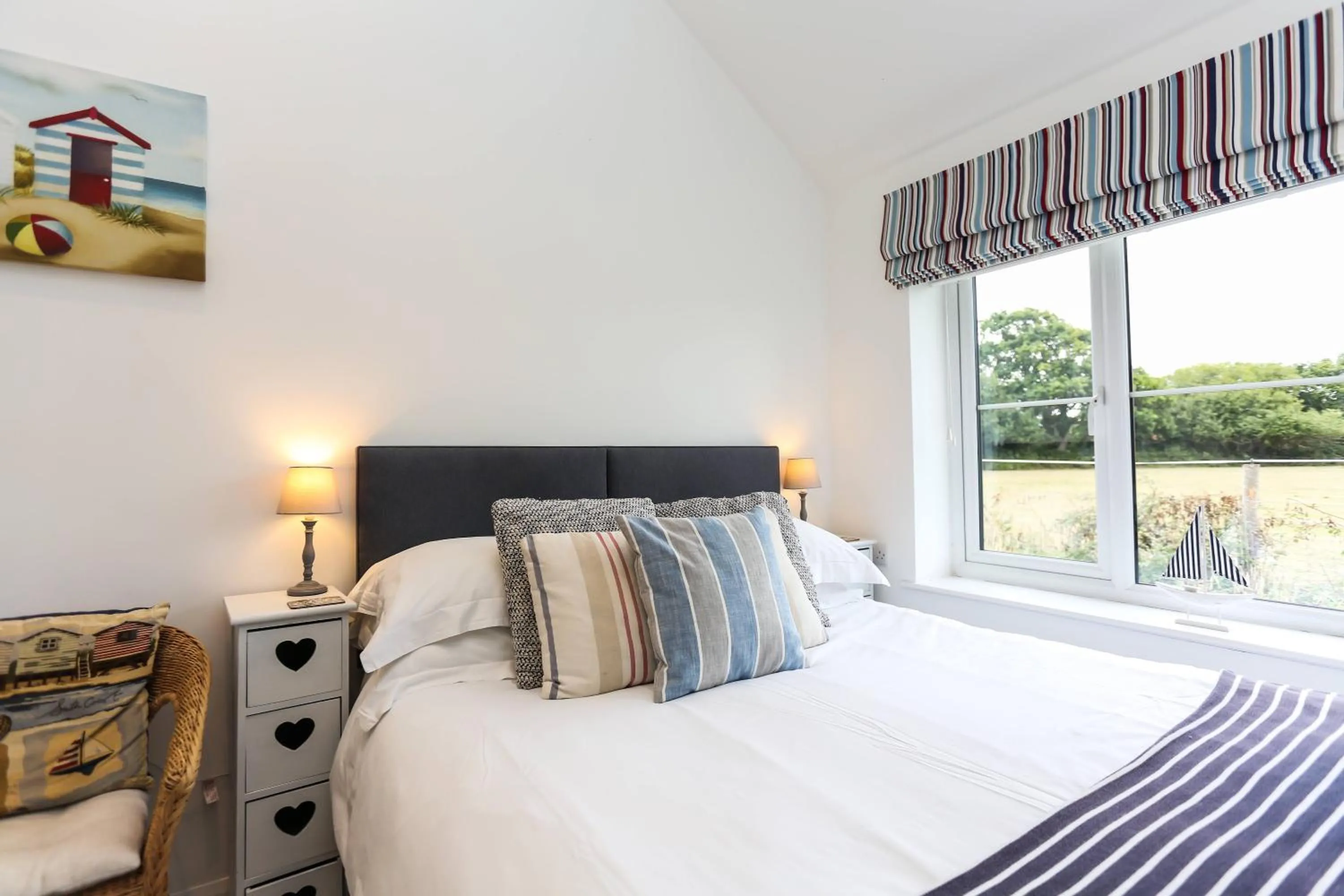 Bedroom, Bed in Linden House