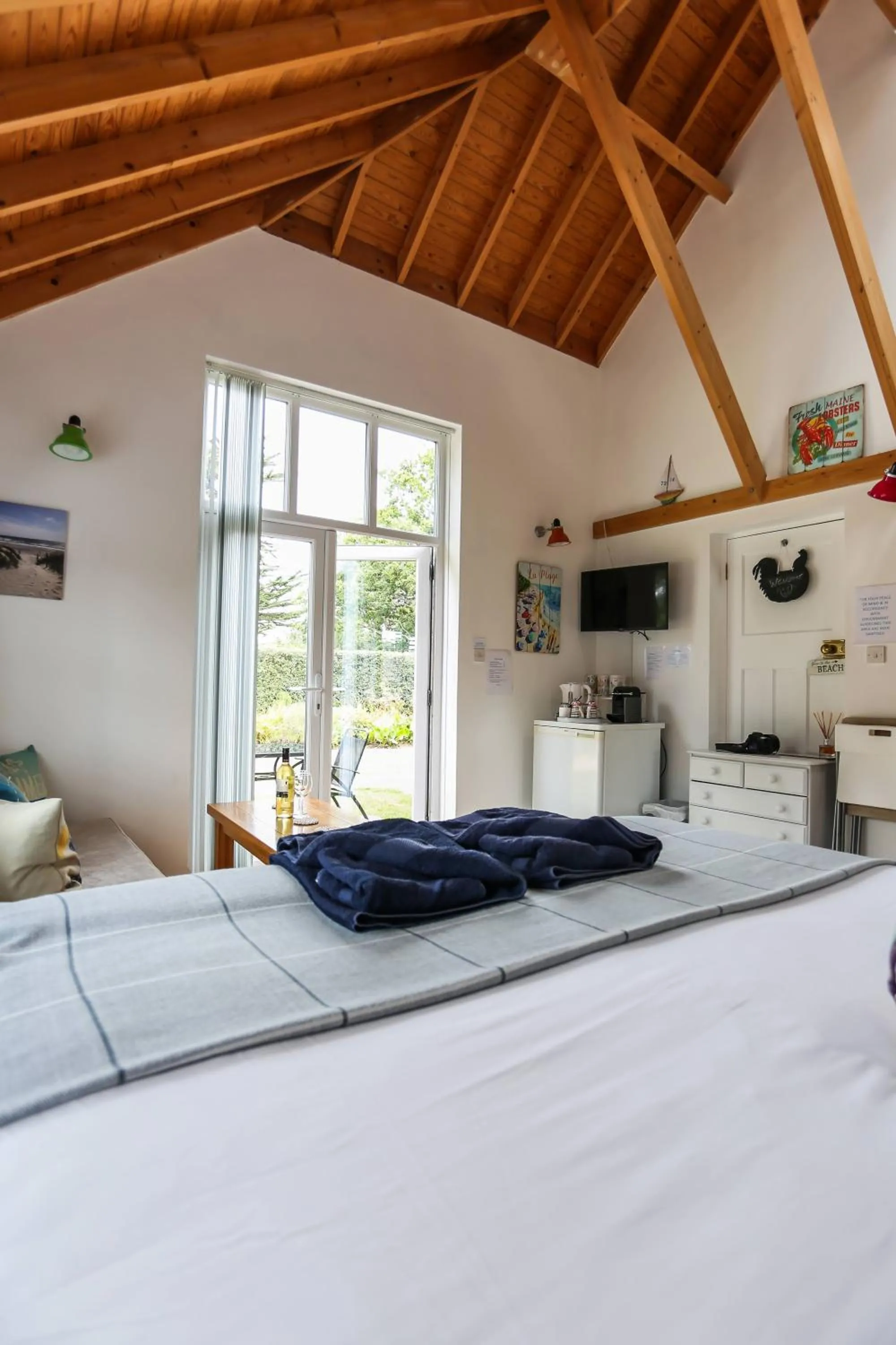 Bedroom, Bed in Linden House