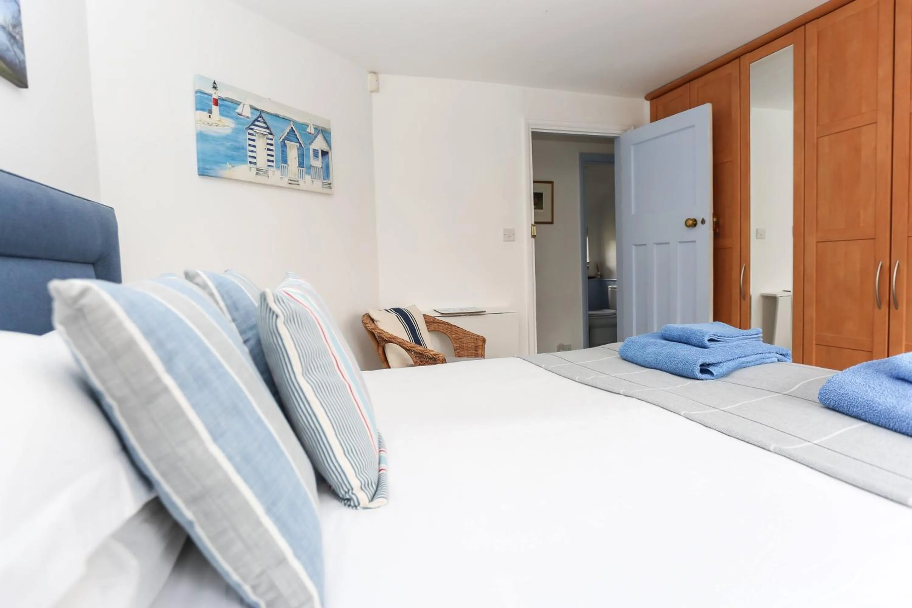 Bedroom, Bed in Linden House