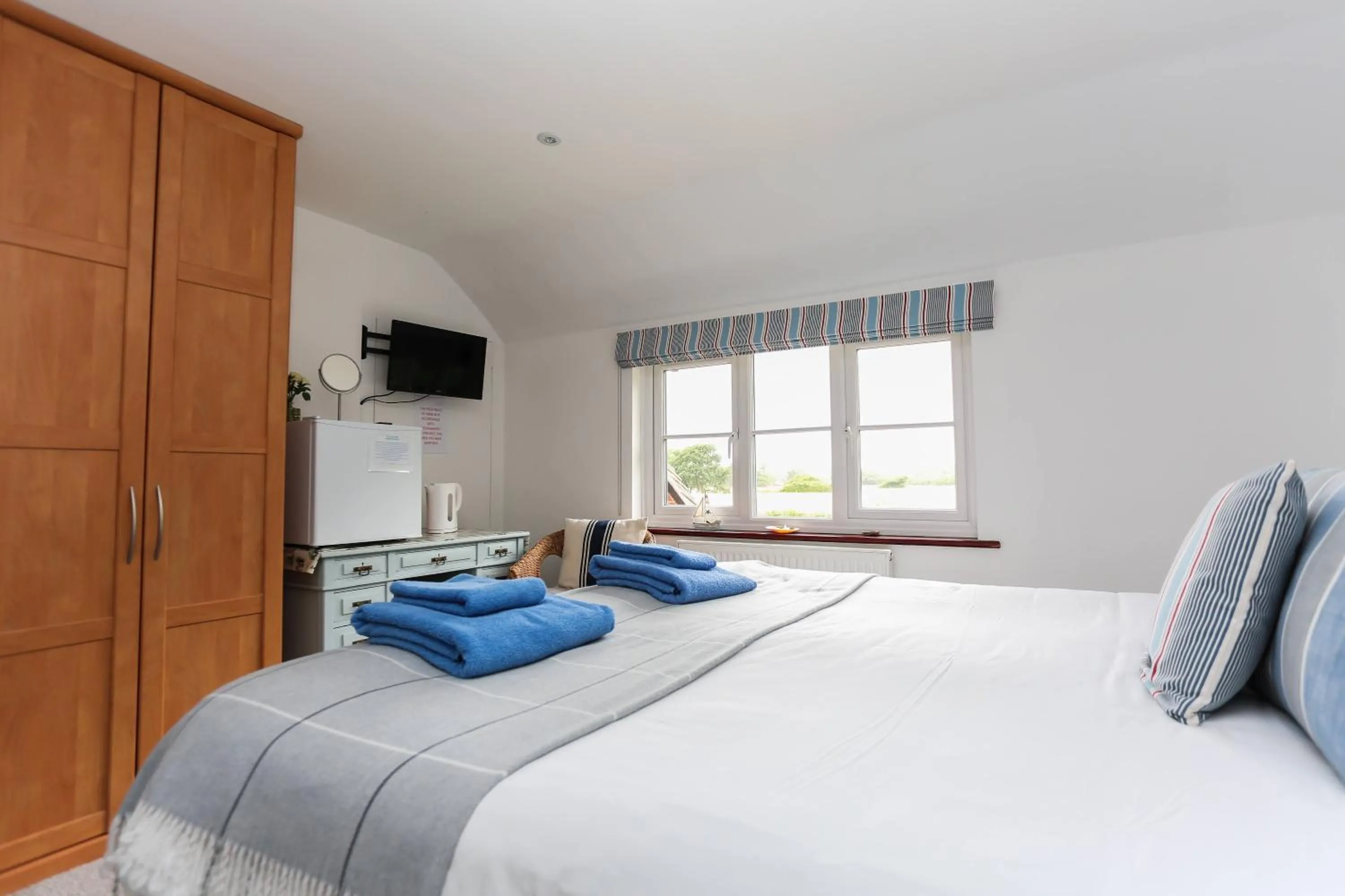 Bedroom, Bed in Linden House