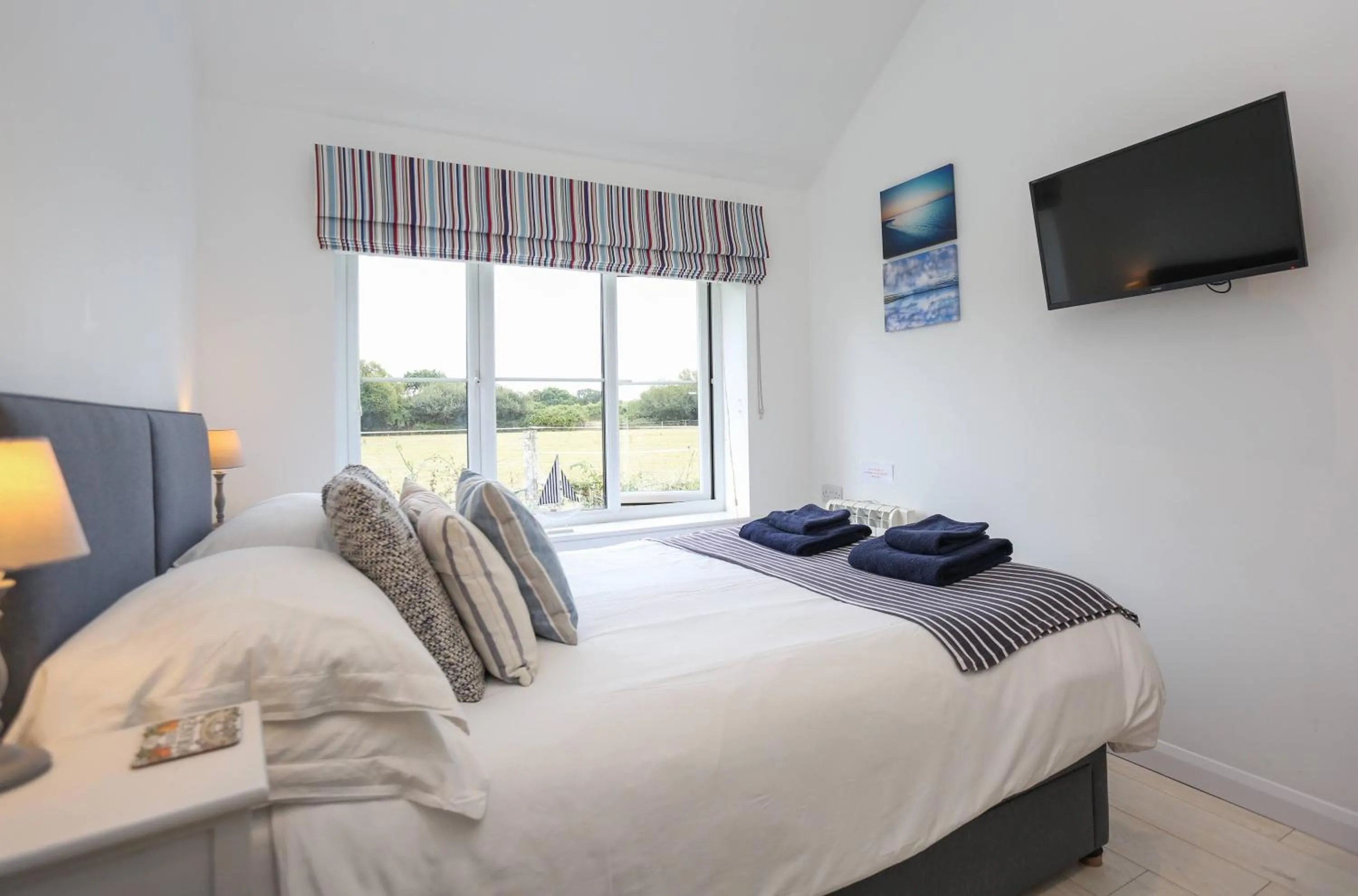 Bedroom, Bed in Linden House