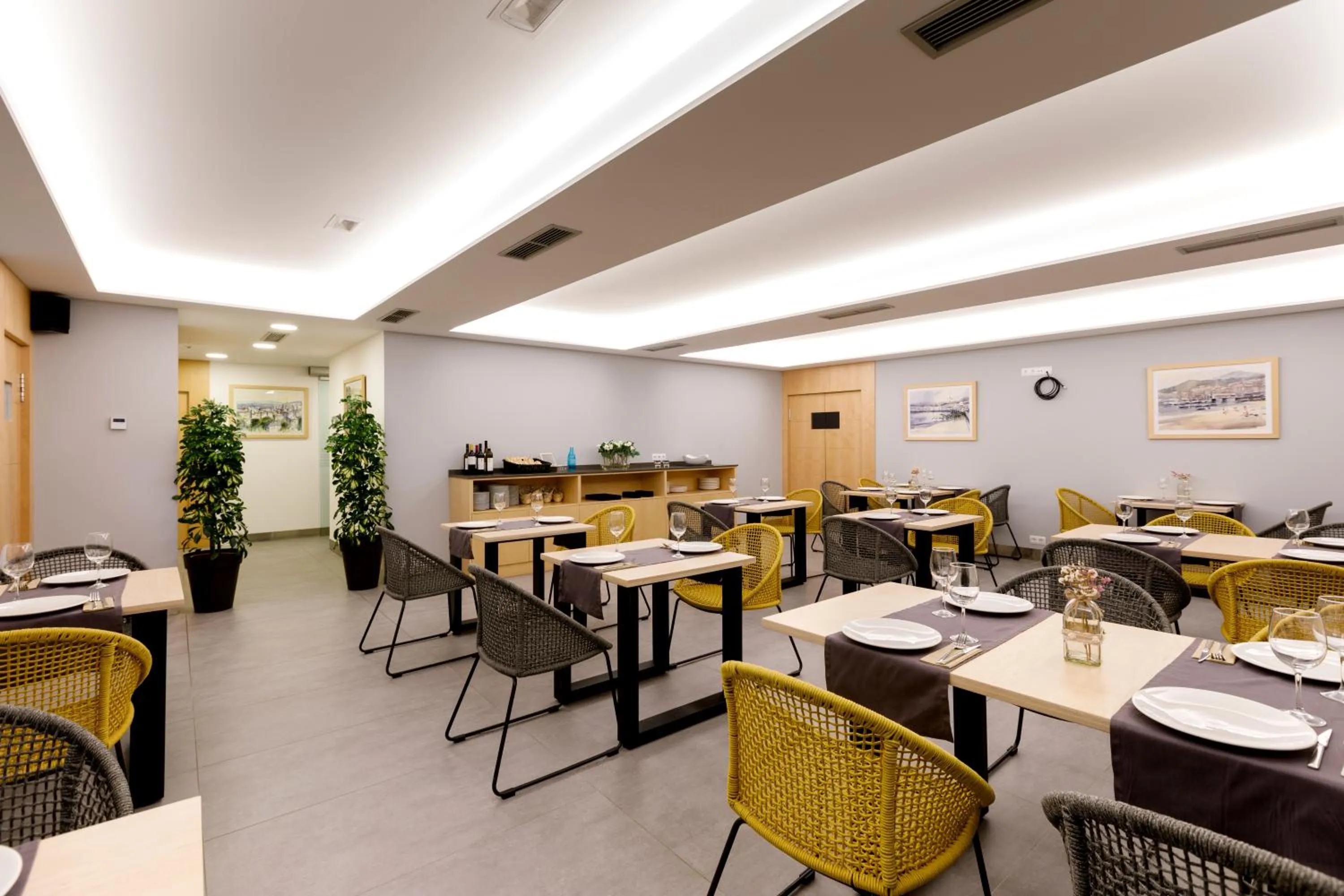 Restaurant/places to eat in Hotel Val Convention