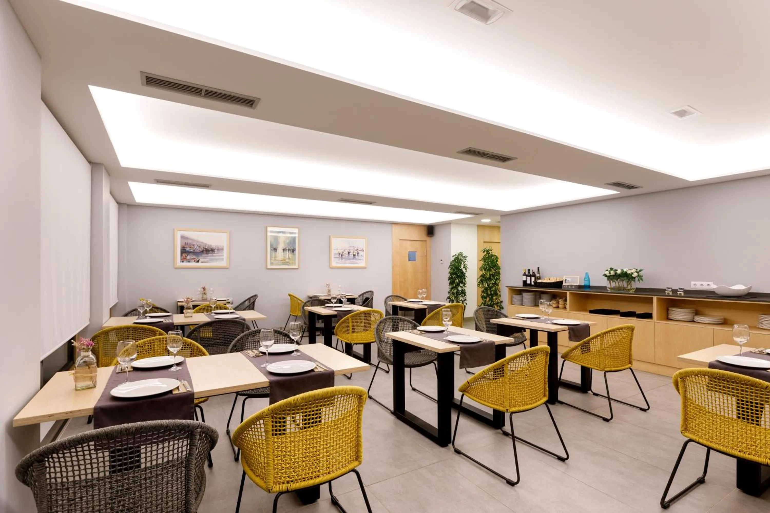 Restaurant/places to eat in Hotel Val Convention