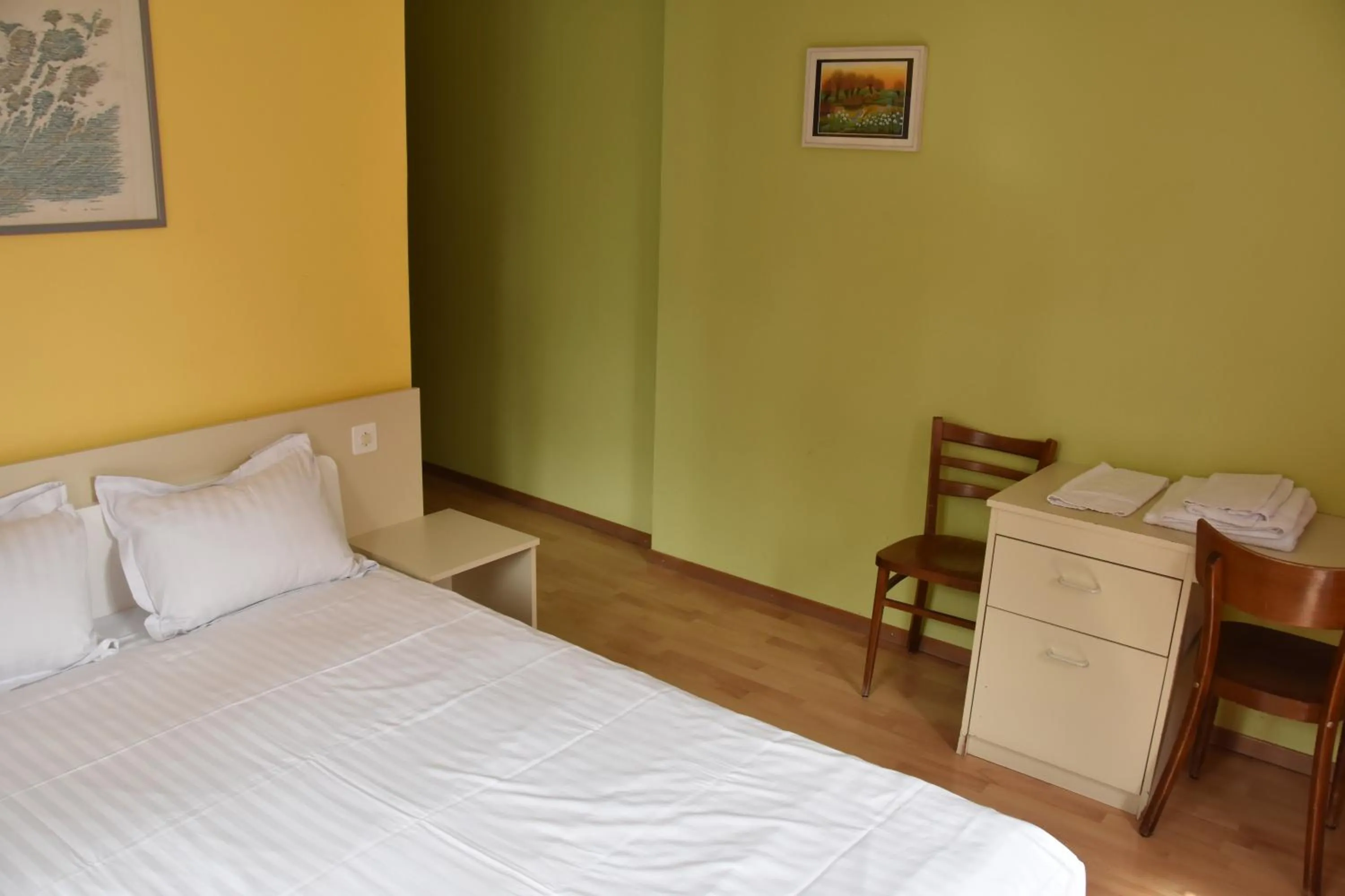 Bed in Hôtel de l'ours