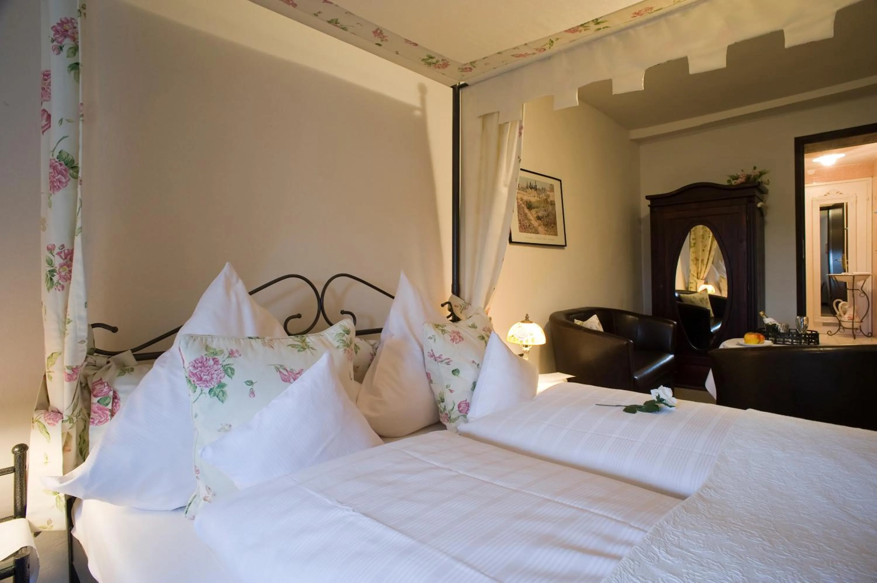 Bed in Burghaus & Villa Kronenburg