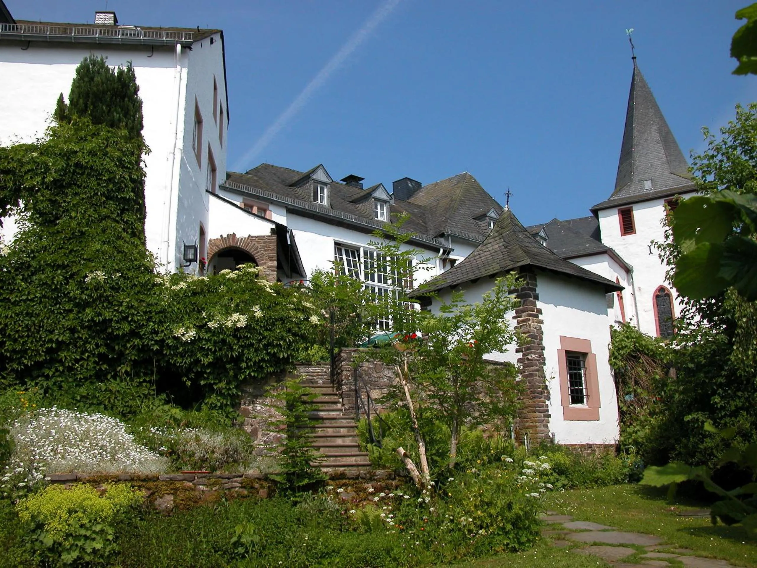 Property building in Burghaus & Villa Kronenburg
