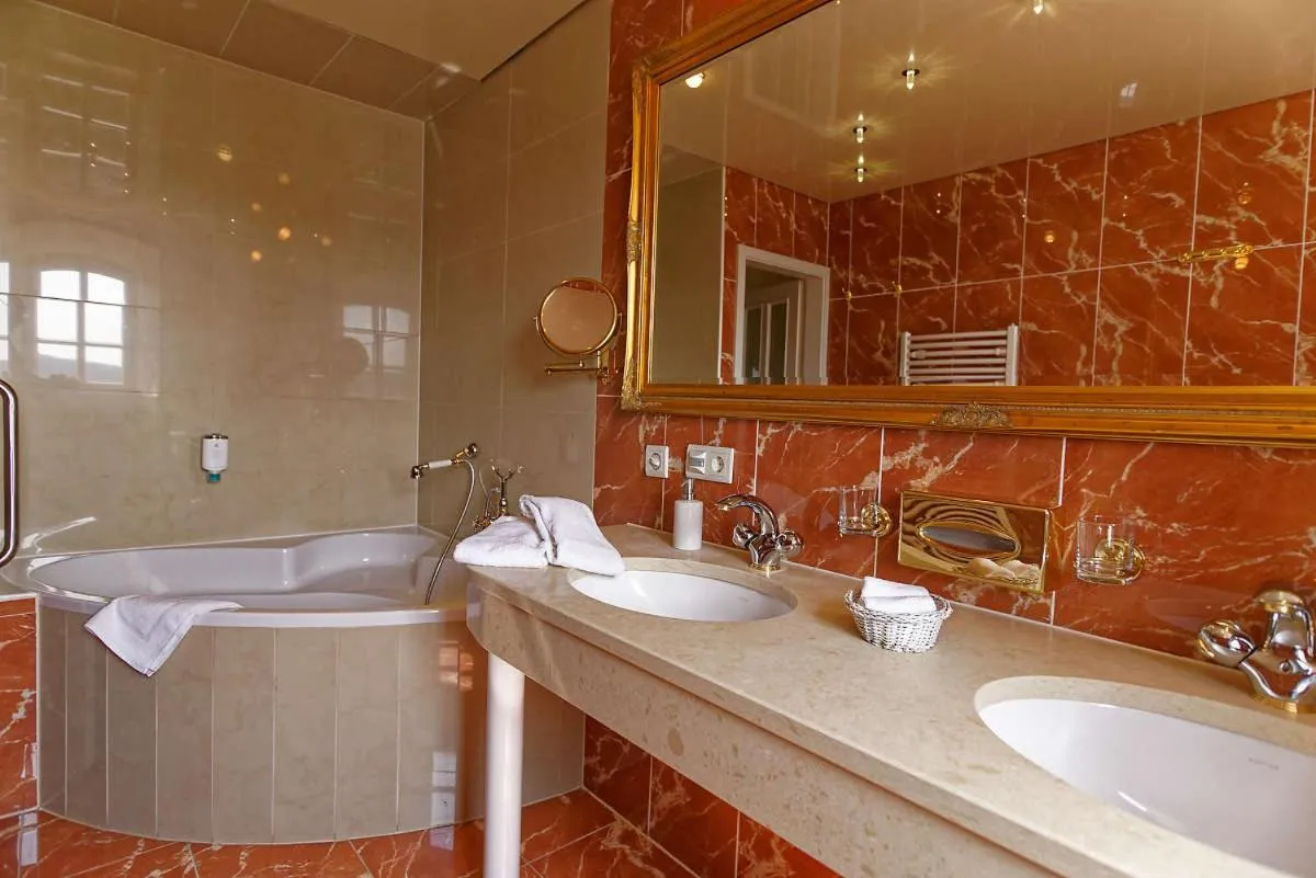 Bathroom in Burghaus & Villa Kronenburg