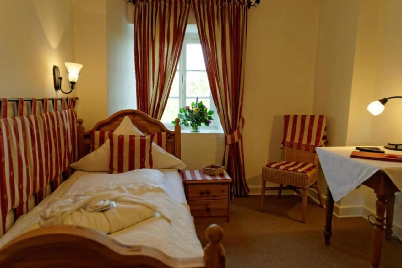 Bed in Burghaus & Villa Kronenburg