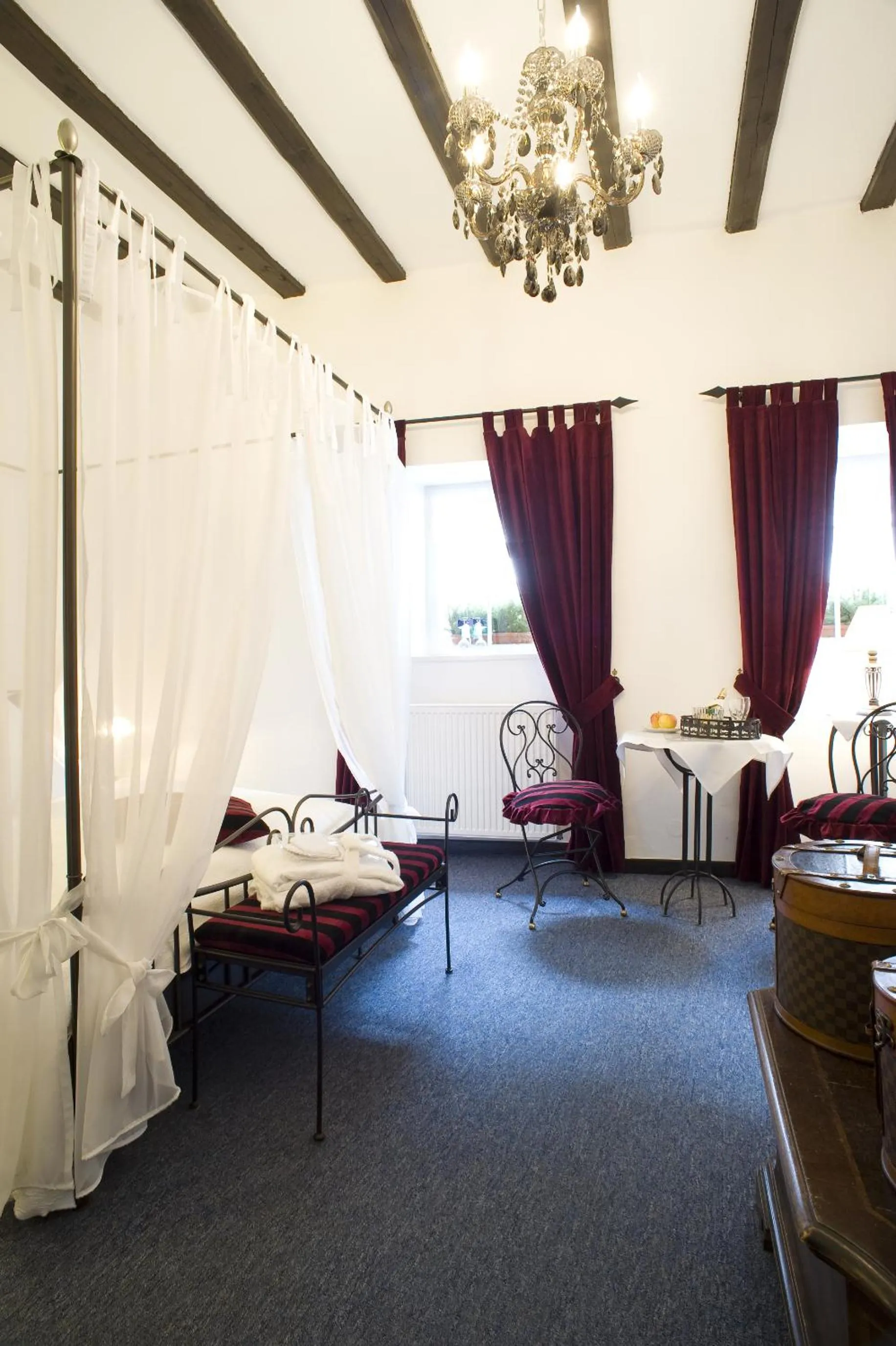 Bed in Burghaus & Villa Kronenburg