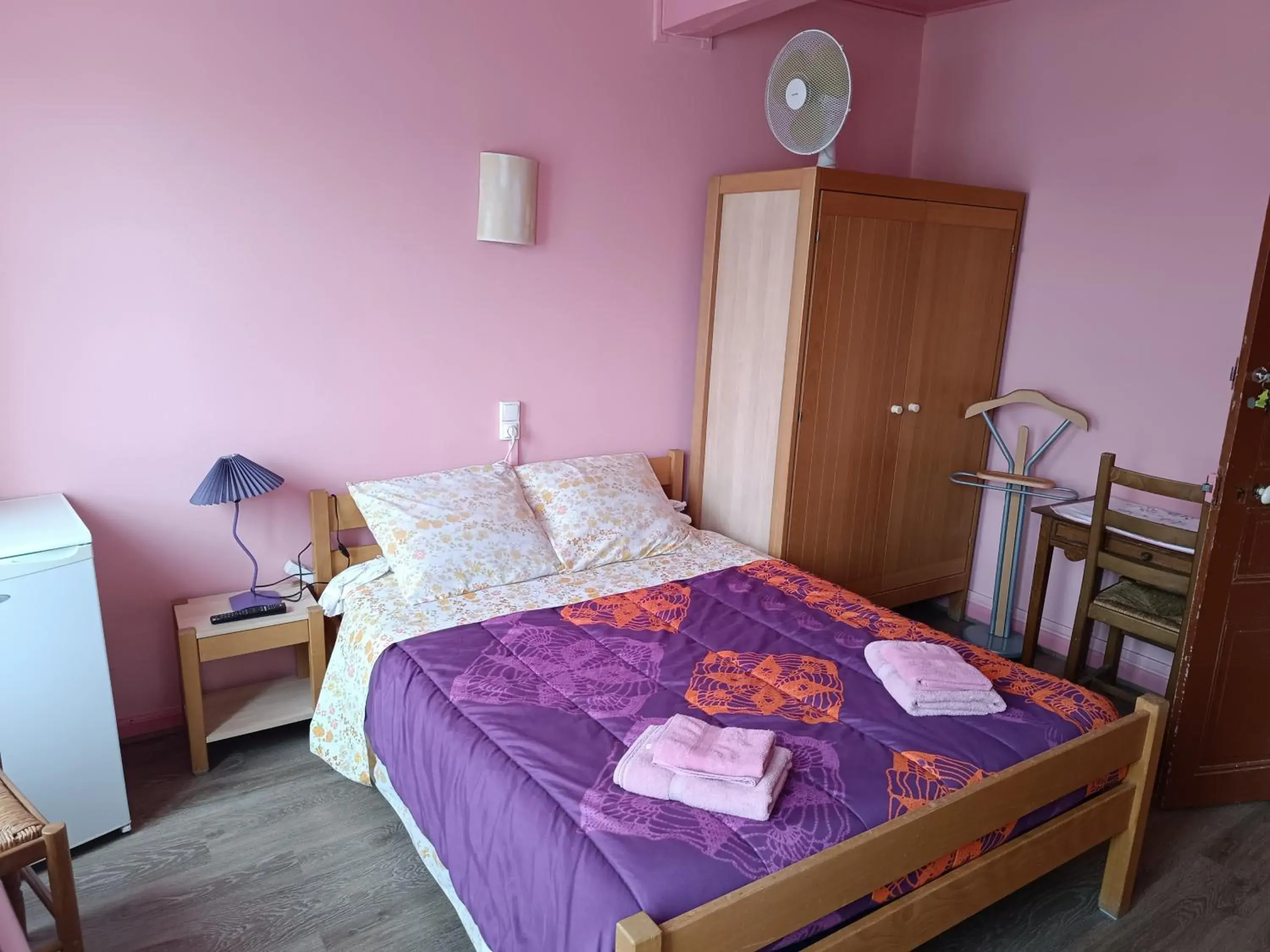 Standard Double Room with Fan in Auberge Du Bon Coin Standard Double Room with Fan in Auberge Du Bon Coin