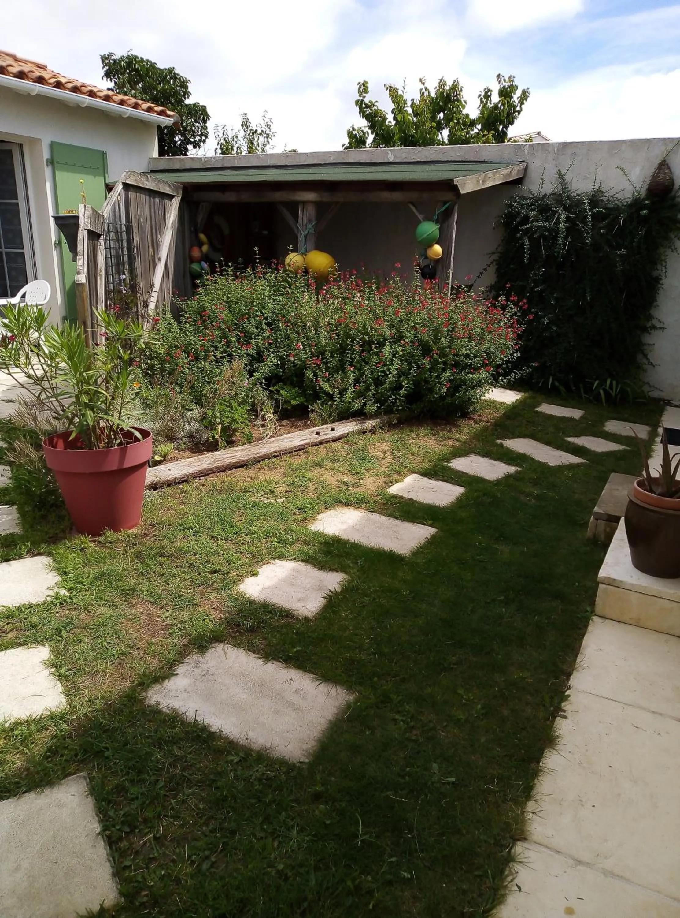 Garden view in Les Bois Flottés en Ré