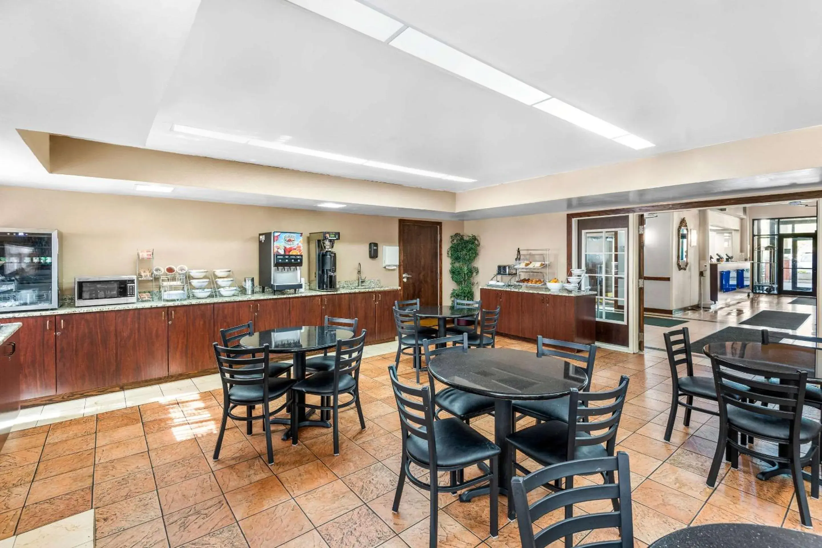 Breakfast in Clarion Inn & Suites Indianapolis Northwest Breakfast in Clarion Inn & Suites Indianapolis Northwest