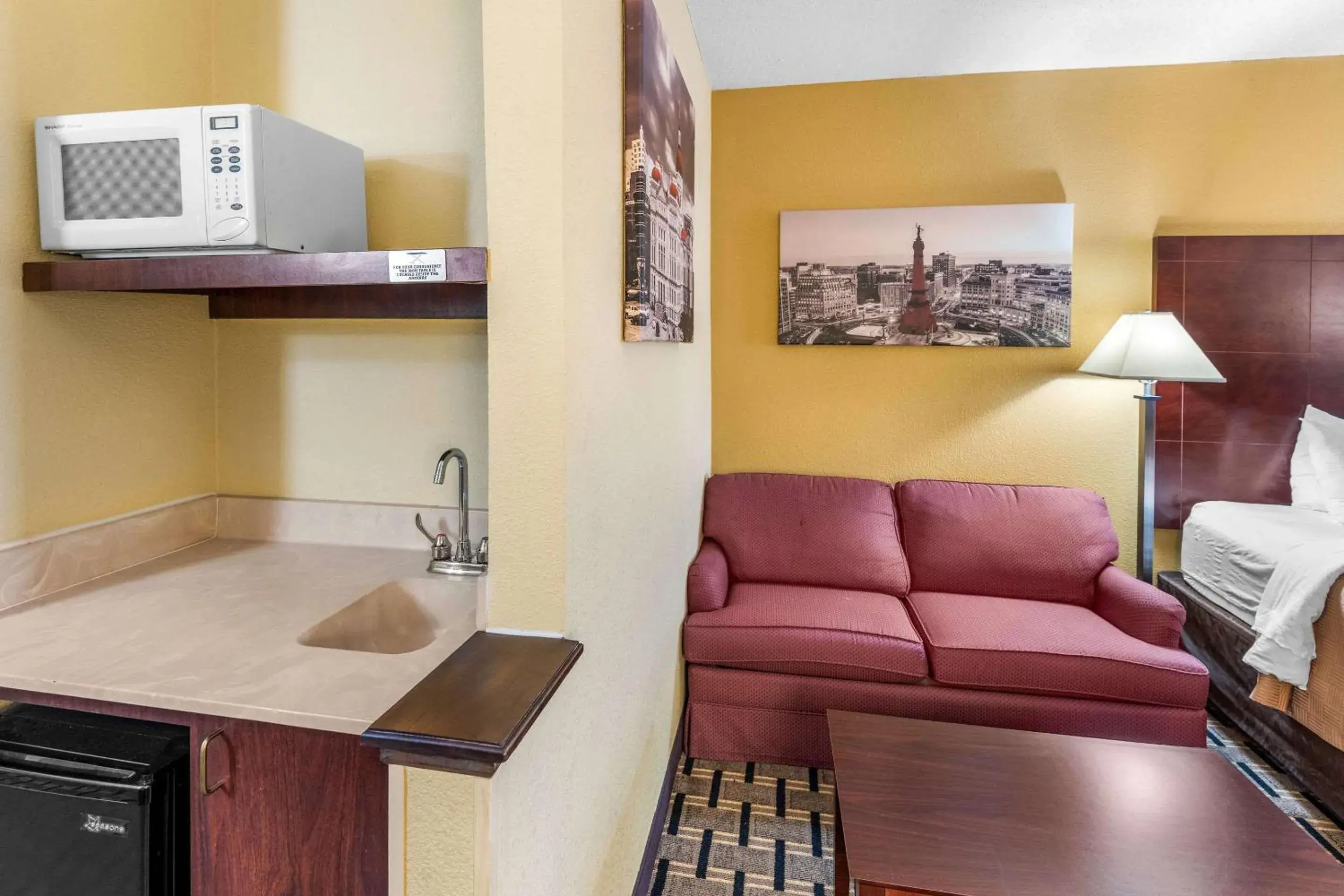 Bedroom in Clarion Inn & Suites Indianapolis Northwest Bedroom in Clarion Inn & Suites Indianapolis Northwest