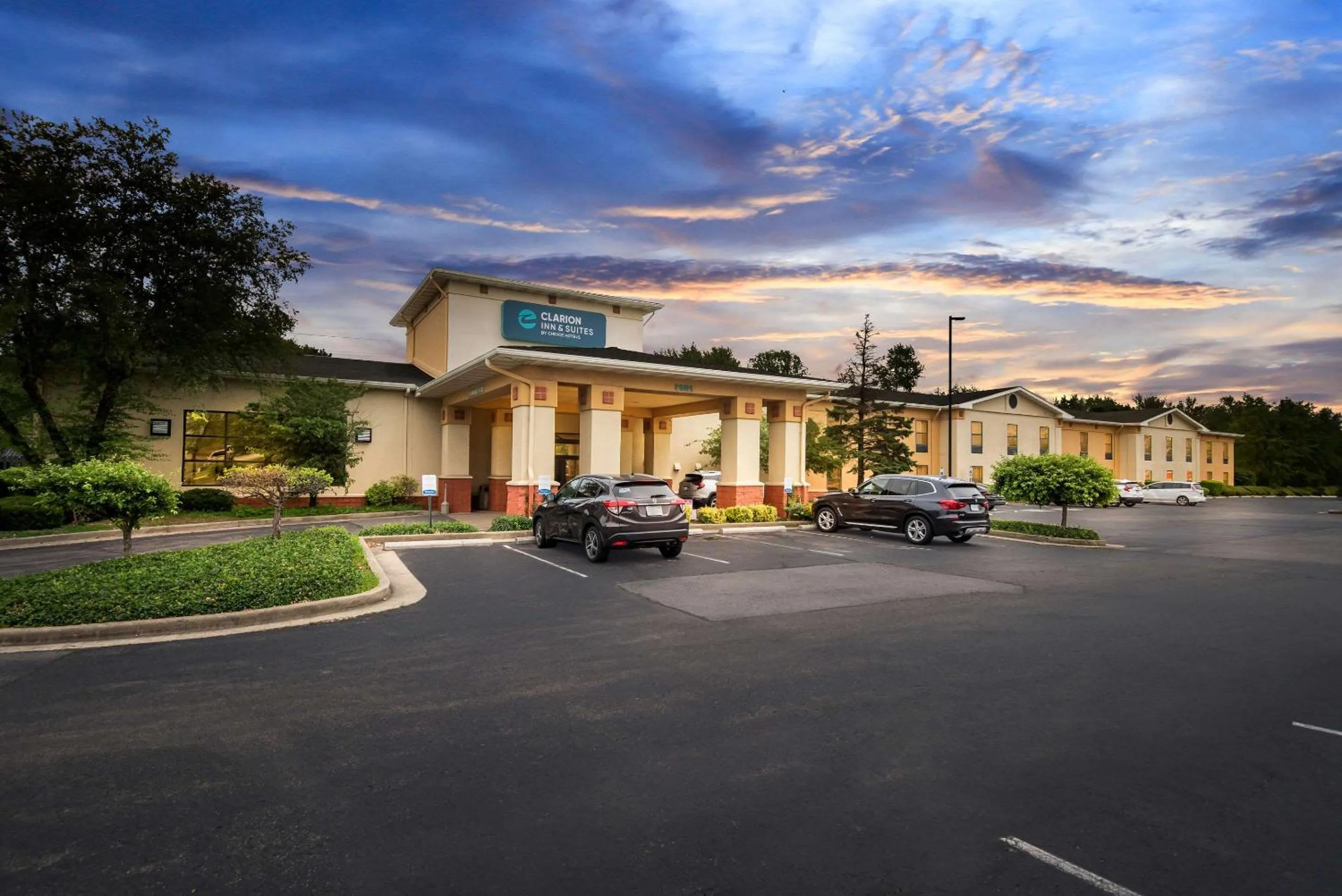 Property building in Clarion Inn & Suites Indianapolis Northwest