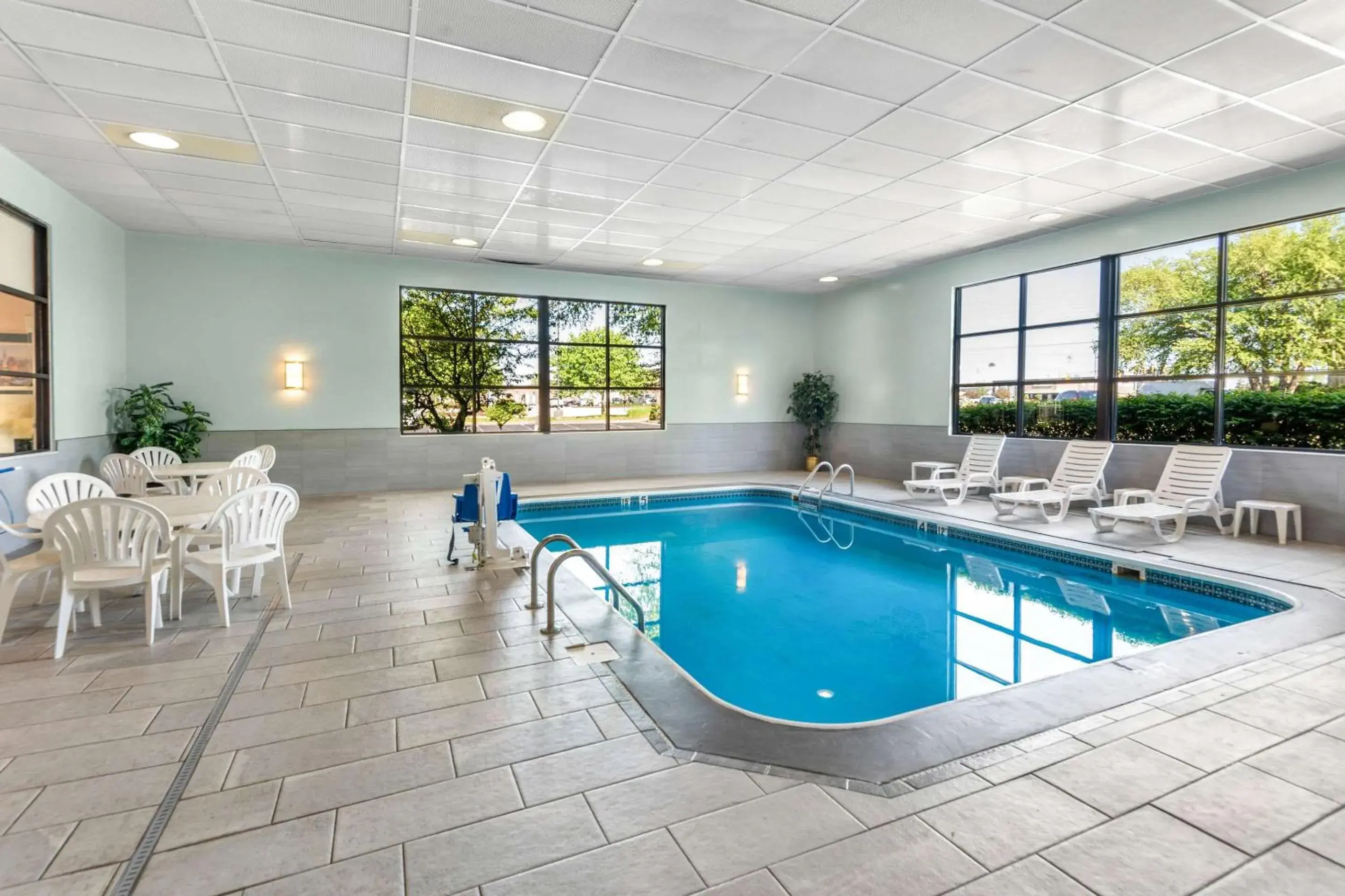 Swimming pool in Clarion Inn & Suites Indianapolis Northwest Swimming pool in Clarion Inn & Suites Indianapolis Northwest