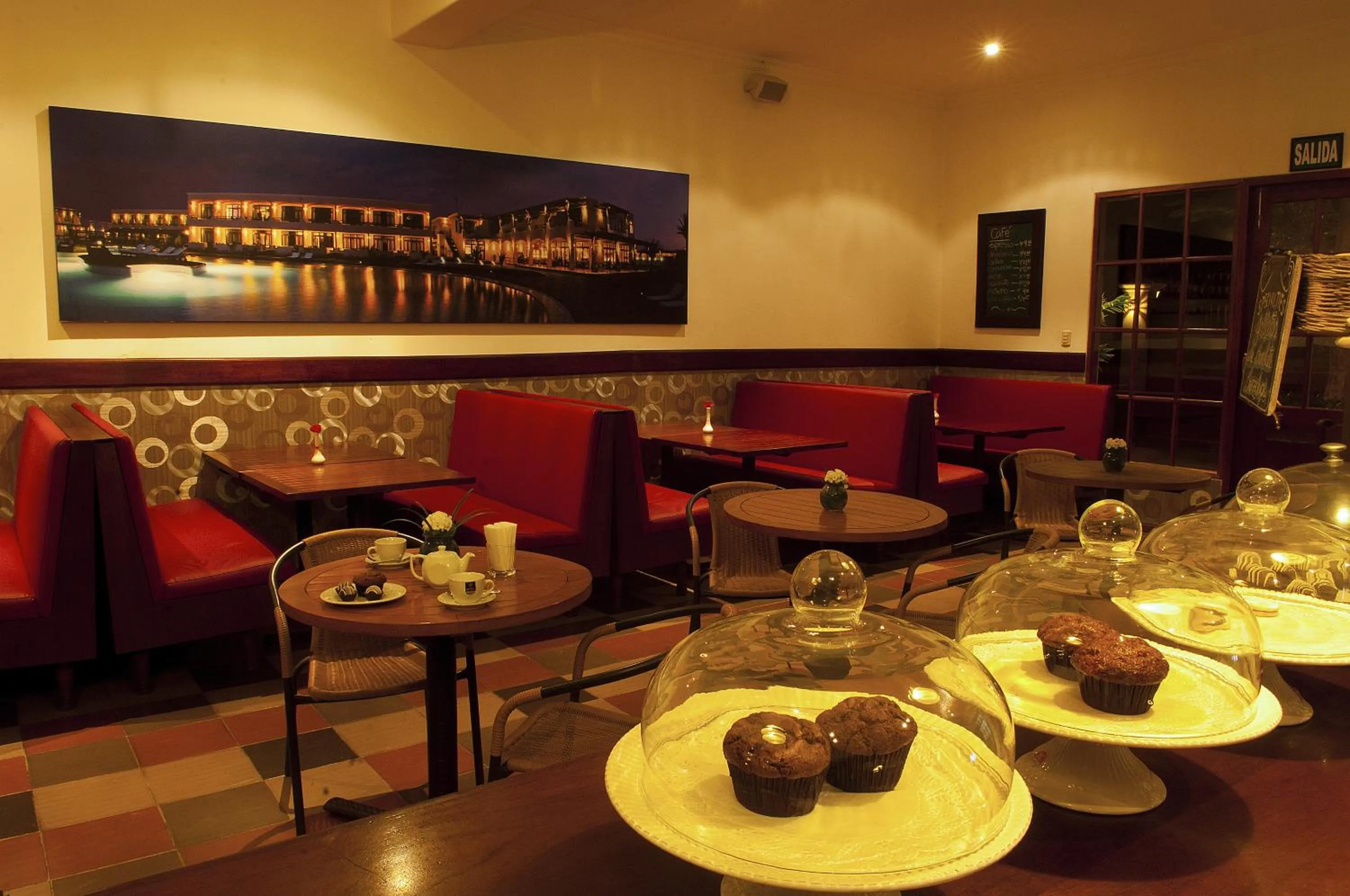 Restaurant/places to eat in La Hacienda Bahia Paracas